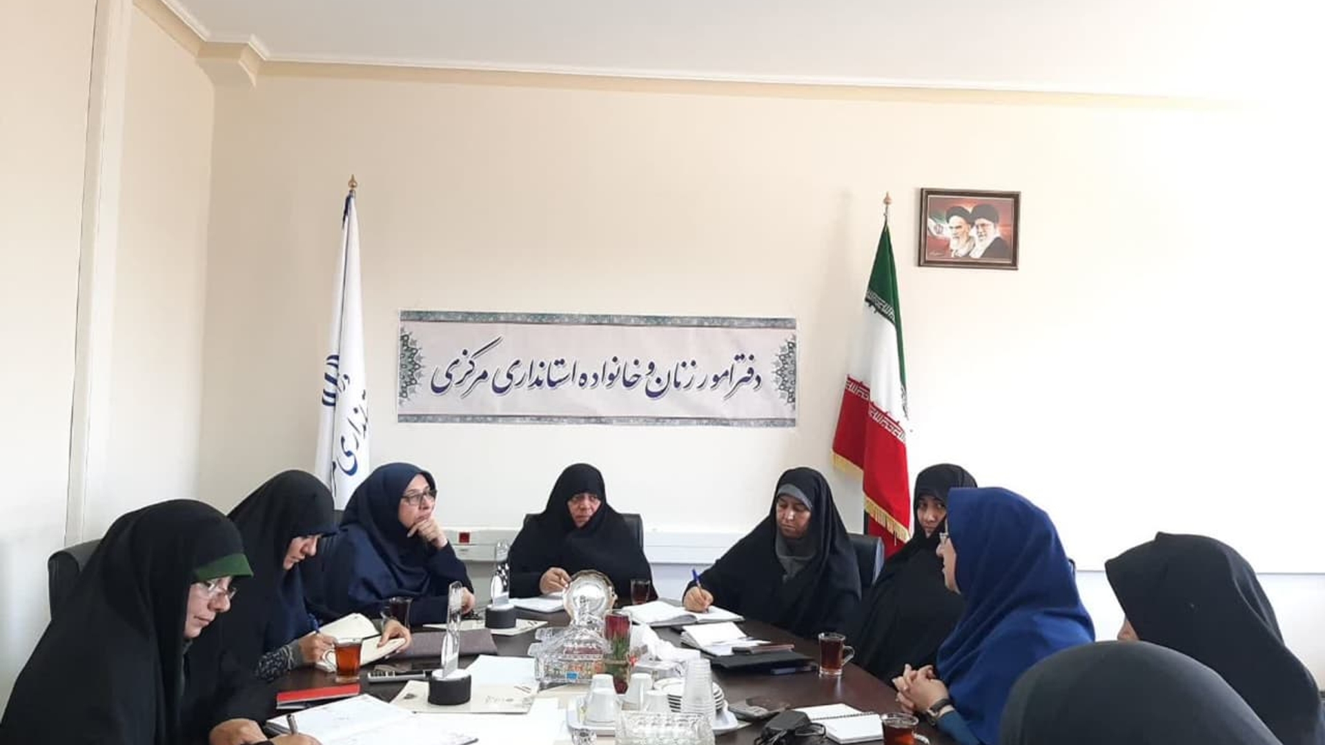 به ریاست خانم مفتح زاده مدیرکل دفتر امور بانوان استانداری جلسه هسته مرکزی هیات اندیشه ورز بانوان با حضور سرگروه های  کارگر.ه های  تخصصی هفت  گانه ذیل  هیات و با موضوع ارائه گزارش عملکرد کارگروه های مذکور  در  محل دفتر امور بانوان برگزار گردید .  ٢٠-٠٤-١٤٠٢