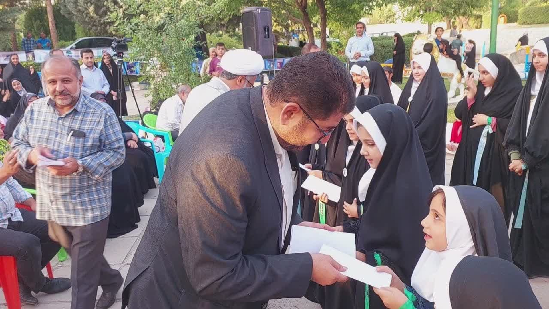 به مناسبت سالروز شهدای عفاف و حجاب، مراسم با شکوهی در پارک حکیم نظامی با حضور چشمگیر و گسترده بانوان محجبه تفرشی برگزار شد.