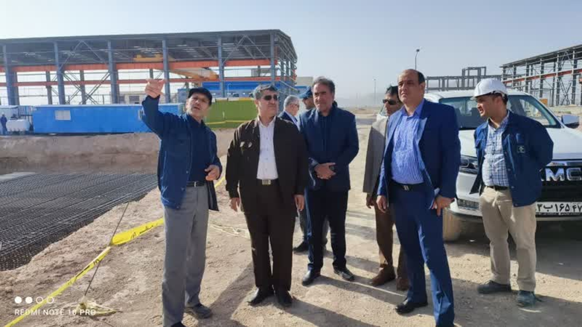 بررسی نحوه اجرای مرحله دوم شهرک صنعتی خیرآباد

نماینده مردم اراک، کمیجان و خنداب در مجلس شورای اسلامی و معاون امور تولید اداره کل صنعت،معدن وتجارت استان مرکزی از اجرای مرحله دوم شهرک صنعتی خیرآباد بازدید کرد.
کریمی امروز علاوه بر شهرک صنعتی خیرآباد از طرح انتقال واحد آندسازی شرکت ایرالکو هم بازدید و مشکلاتِ تامین زیرساخت‌ها و روند احداث آن را بررسی کرد.
او مشکلات تامین زیر ساخت‌های مرحله دوم شهرک صنعتی خیرآباد به مساحت هزار و ۵۰۰ هکتار را که برای توسعه صنعتی آینده اراک موثر است پیگیری کرد.
نماینده مردم اراک، کمیجان و خنداب در مجلس شورای اسلامی همچنین از سایت شرکت کربن صنعت امیرکبیر؛ طرح جایگزینی و انتقال واحد آندسازی شرکت ایرالکو با ۴۸ درصد پیشرفت را هم بررسی کرد.
کریمی گفت: یکی از مصوبات طرح کاهش آلودگی هوایِ اراک جابجایی طرح انتقال واحد آندسازی شرکت ایرالکو بوده که متاسفانه احداث آن در سال‌های گذشته تاخیر زیادی داشته است.
او افزود: اجرای این طرح در دو سال اخیر از پیشرفت بسیار خوبی برخوردار بوده و مسئولان این شرکت هم قول دادند تا پایان سال احداث ساختمان، کامل و در ۲۴ ماهه آینده این واحد به بهره برداری برسد.با بهره برداری از این واحد ۴۰۰ شغل مستقیم ایجاد خواهد شد.
📅 پنج شنبه ۲۲ تیر ۱۴۰۲