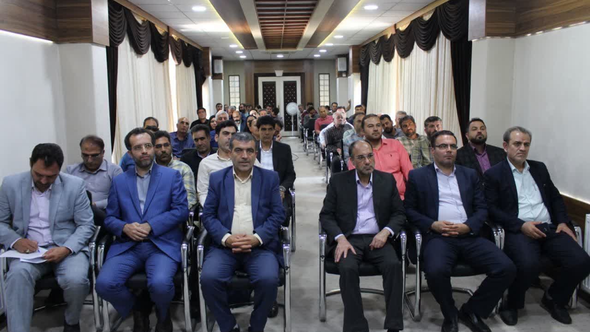 برگزاری همایش دهیاران شهرستان زرندیه به مناسبت گرامیداشت روز شهرداری و دهیاری