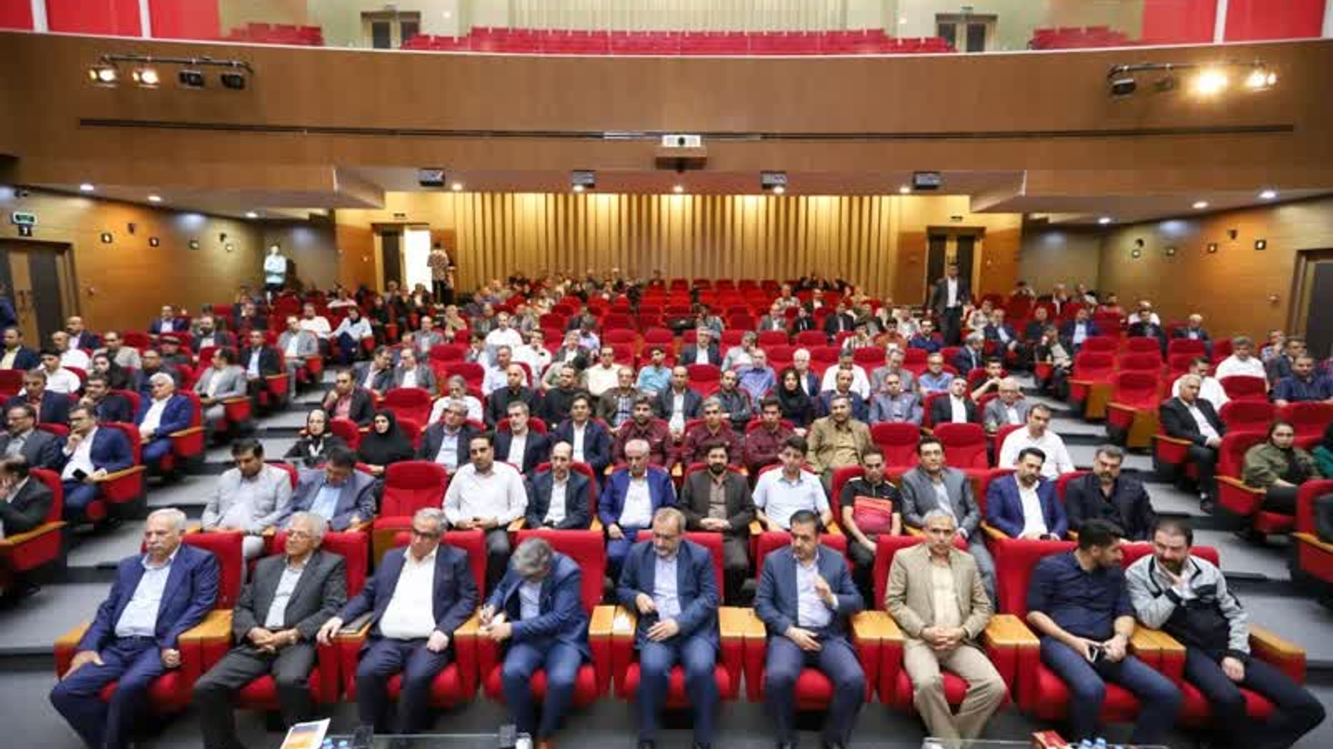 ازواحدهای برتر صنعتی و معدنی استان مرکزی تجلیل شد.
همزمان با بزرگداشت دهه تولید و تجارت، آیین تجلیل از واحدهای برتر صنعتی و معدنی استان مرکزی با حضور ،مسئولین ارشد استان و صنعتگران و معدنکاران استان در مرکز همایش های بین المللی پروین اعتصامی هتل امیرکبیر اراک برگزار شد.
در این آیین از ۳۰ واحد نمونه صنعتی و معدنی، سه تن از صنعتگران پیشکسوت استان و دو طرح نمونه صنعتی تجلیل به عمل آمد.۱۴۰۲-۰۴-۲۶