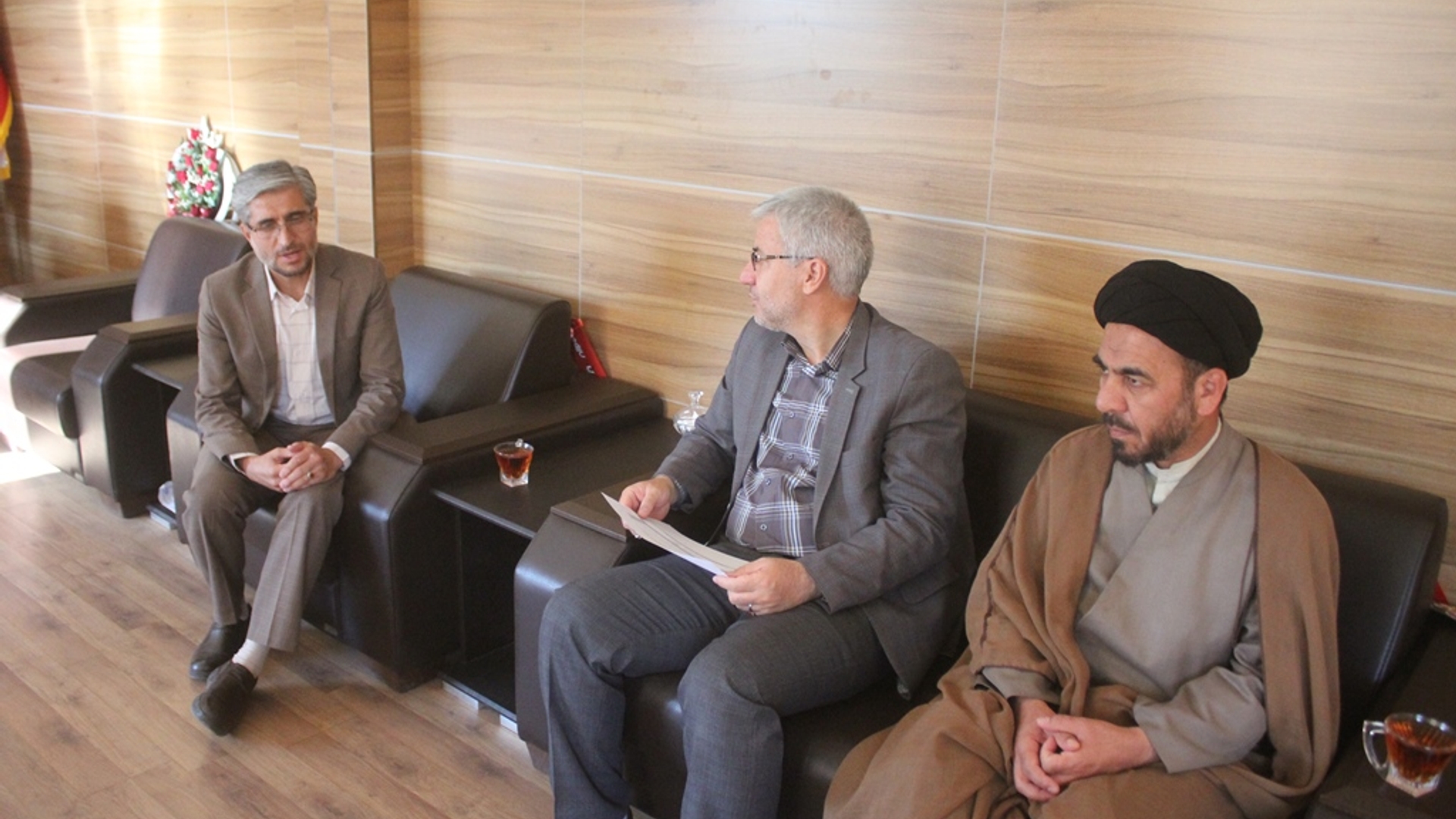 فرماندار و امام جمعه خمین از اداره تامین اجتماعی شهرستان بازدید مردند