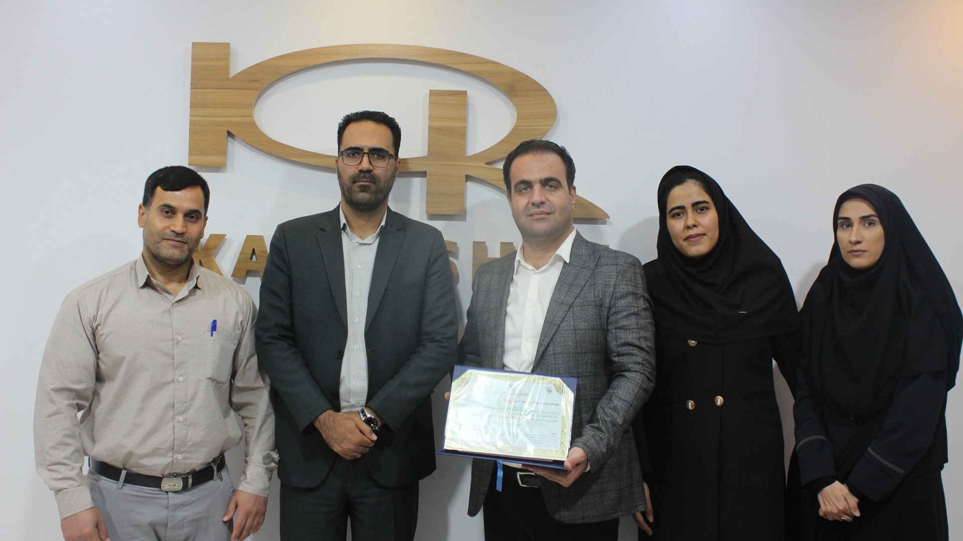 اهدای گواهینامه پدافند سایبری به شرکت کهکشان رایانه