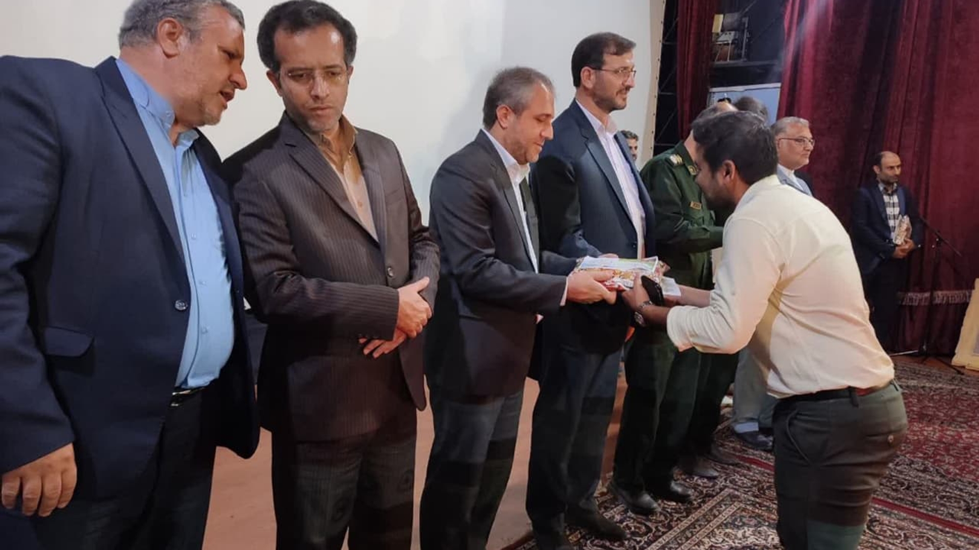 گردهمایی بزرگ خانواده دهیاران بخش مرکزی ؛
فرماندار عنوان کرد:
لزوم نقش‌آفرینی دهیاران و شوراهای اسلامی در گذر ساوه از تنش آبی