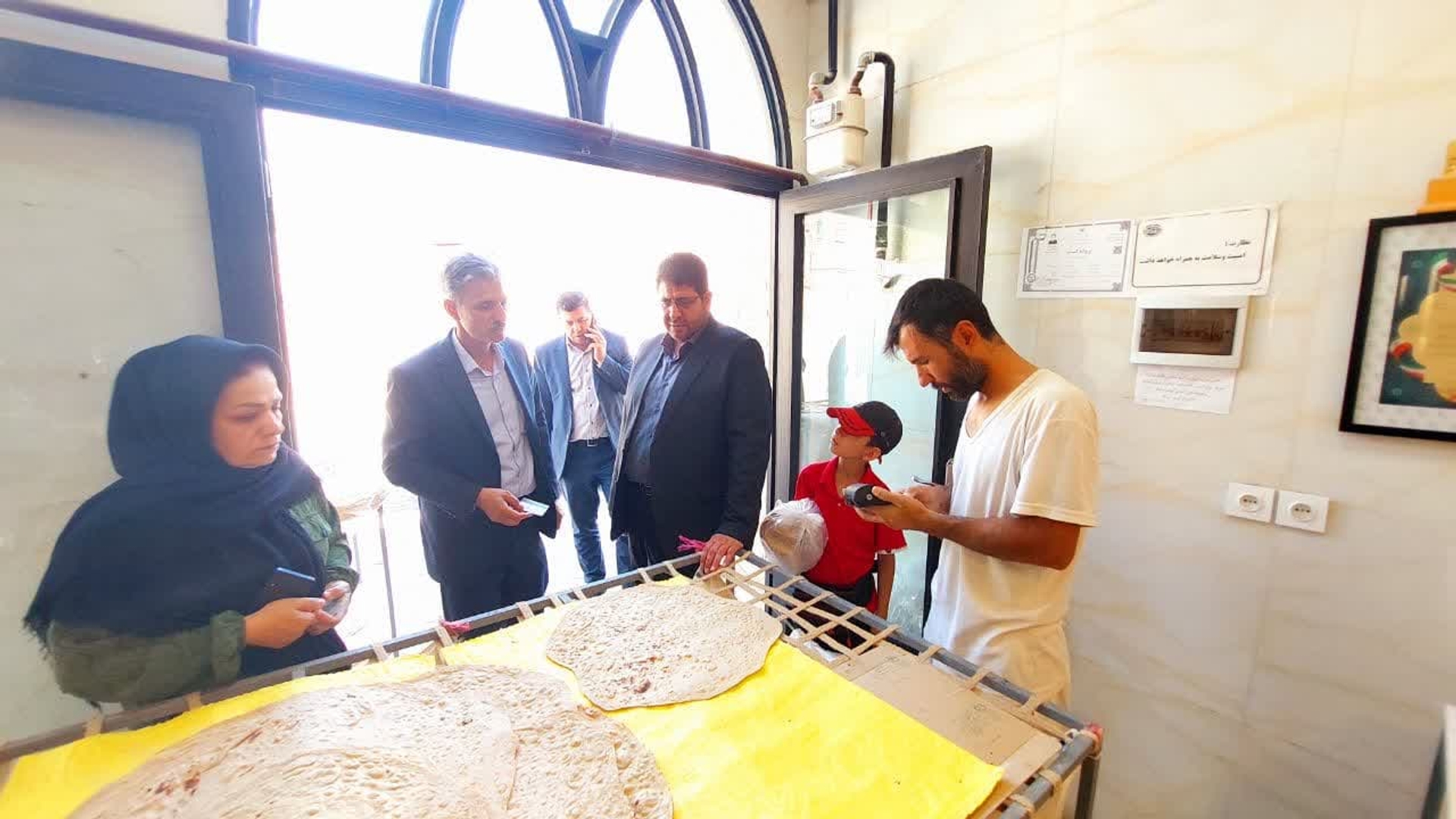 رضایی فرماندار شهرستان تفرش به همراه مویدی معاون فرماندار، درودیان بخشدار از نانوایی محله فم بازدید کردند.