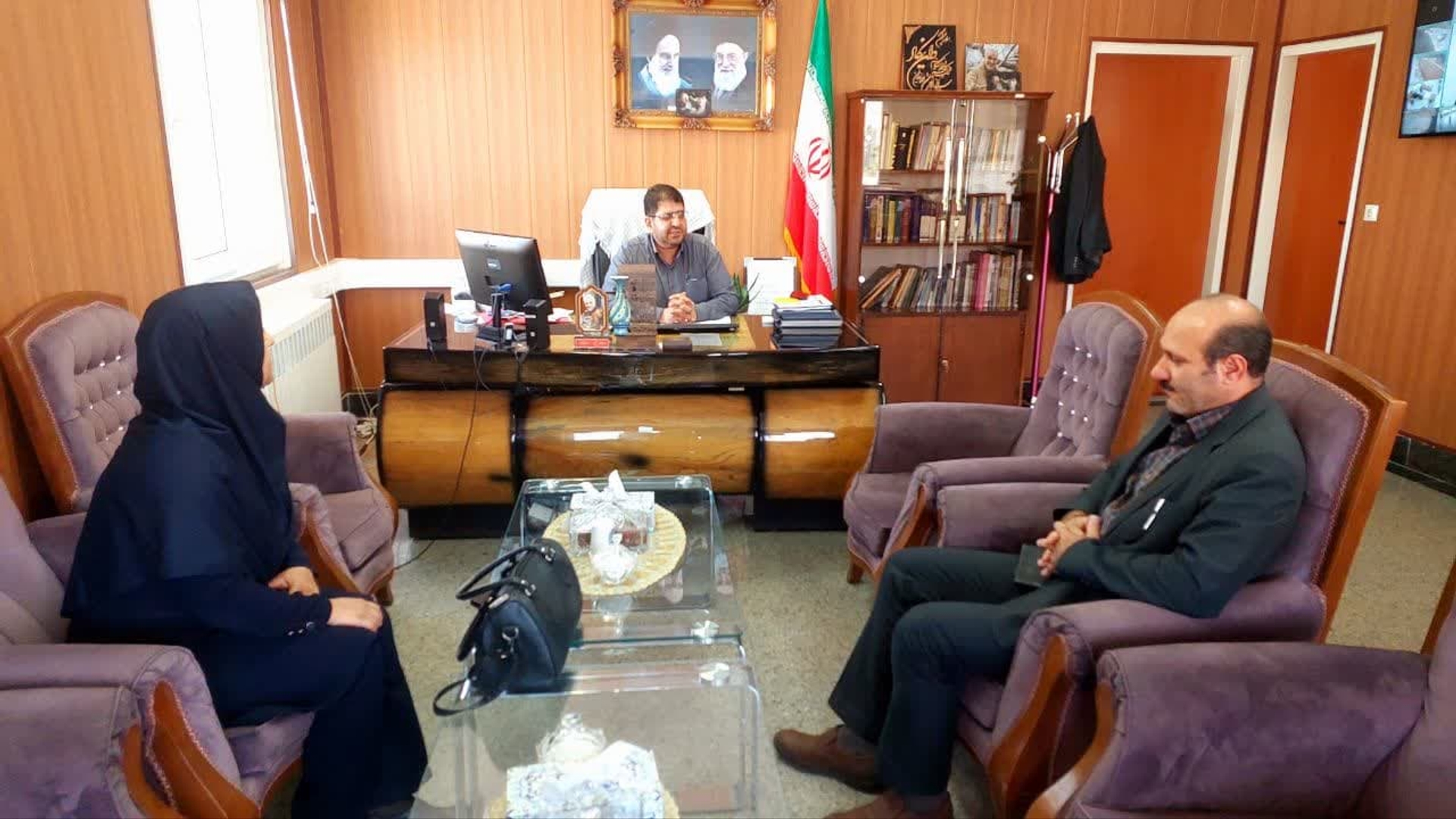 به مناسبت هفته بهزیستی خانم عبداللهی رئیس اداره بهزیستی و آقای شاه علی رئیس اداره تامین اجتماعی با محمد رضا رضایی فرماندار شهرستان تفرش در دفتر فرماندار دیدار کردند.