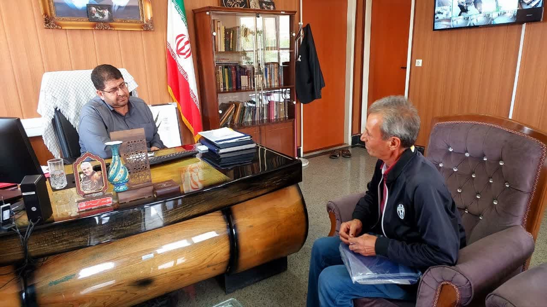 دیدار چهره ‌به ‌چهره محمدرضا رضایی فرماندار شهرستان تفرش با شهروندان               :