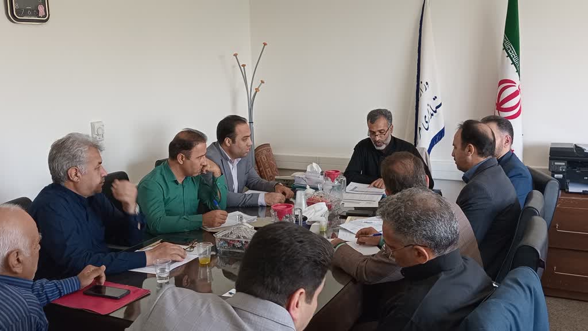 جلسه کارگروه رصد و پایش وضعیت گندم، آرد و نان به ریاست  گودرزی مدیر کل دفتر هماهنگی امور اقتصادی استانداری با حضور اعضای مرتبط تشکیل و ضمن رصد و کنترل نظارت ها و بازرسی ها از نانوایی ها، بر تشدید بازرسی ها و هوشمند و موثر بودن آنها تاکید، در مورد واحدهای نانوایی دارای اختلال در ارتباط و عدم کارکرد دستگاههای کارتخوان آنها در برخی روستاها تصمیم گیری شد، همچنین نحوه برخورد با واحدهای آرد بری که از مسیر سامانه اقدام به خرید آرد نمی نمایند هم مشخص گردید، مقرر شد اطلاع رسانی از شرایط اجرای طرح در استان و آگاهی بخشی به شهروندان محترم توسط دستگاههای عضو کارگروه مورد پیگیری قرار گیرد ضمن اینکه در مورد تامین سهمیه مازاد برای تامین آرد مورد نیاز  ایام سوگواری محرم و صفر هم اخذ تصمیم شد.