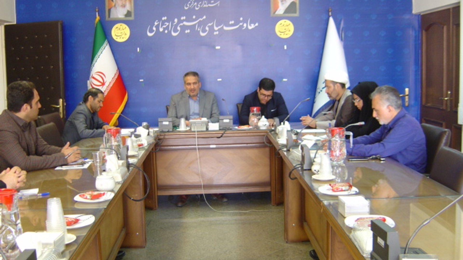 جلسه مشترک کمیسیون مقابله با قاچاق انسان و کمیسیون پیشگیری و مقابله با تروریسم در ساعت 30-8 صبح روز پنجشنبه مورخ 29-4-1402 به ریاست آقای رحیمی تبار مدیر کل امنیتی و انتظامی برگزار گردید.