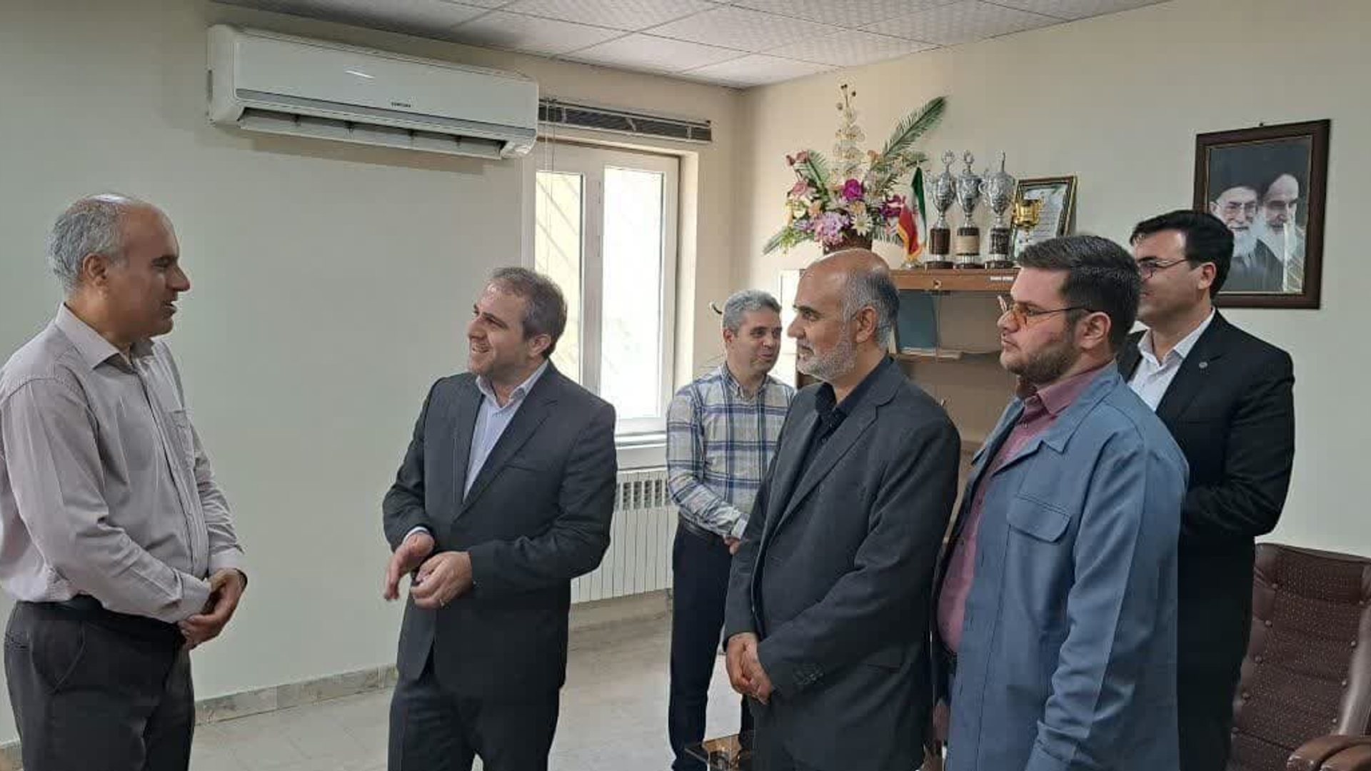 به مناسبت روز تامین اجتماعی مهدی الیاسی معاون استاندار و فرماندار ویژه شهرستان ساوه از این اداره در ساوه بازدید کرد.