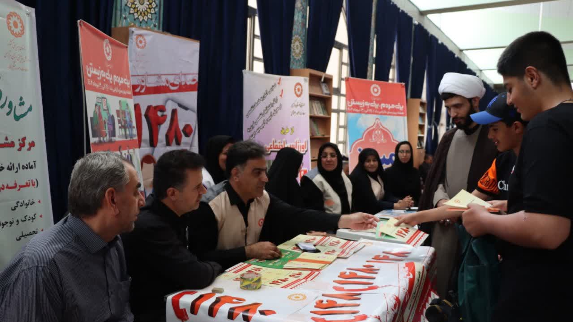 ✅همزمان با هفته بهزیستی برپایی میز خدمت اداره بهزیستی شهرستان اراک