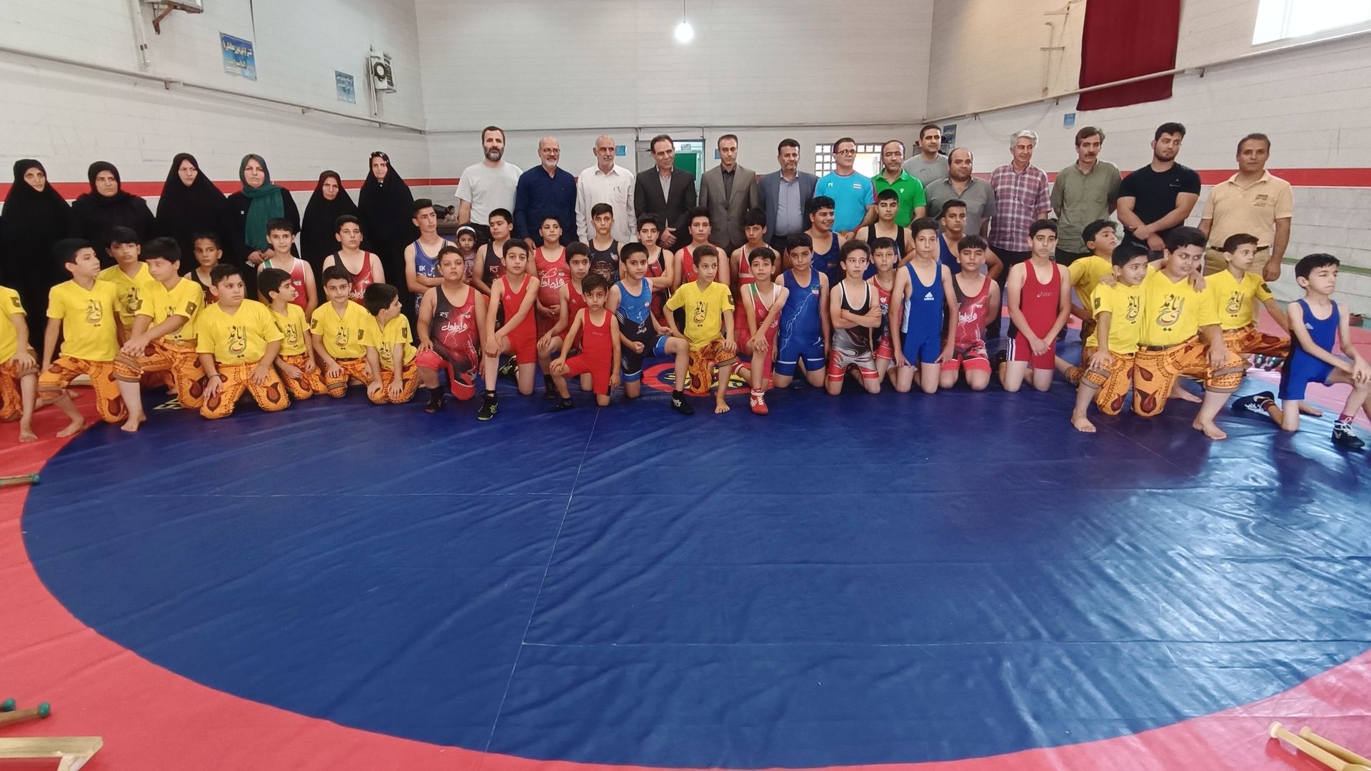 بازدید سرپرست فرمانداری شهرستان شازند از تمرینات مشترک ورزشکاران رشته کشتی و زورخانه ای