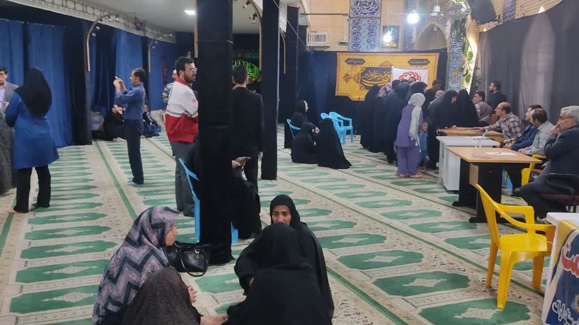 حضور هادی فرماندار شهرستان اراک در محل میز خدمت دستگاههای اجرایی شهرستان اراک در مسجد امام رضا علیه السلام شهدای صفری اراک.