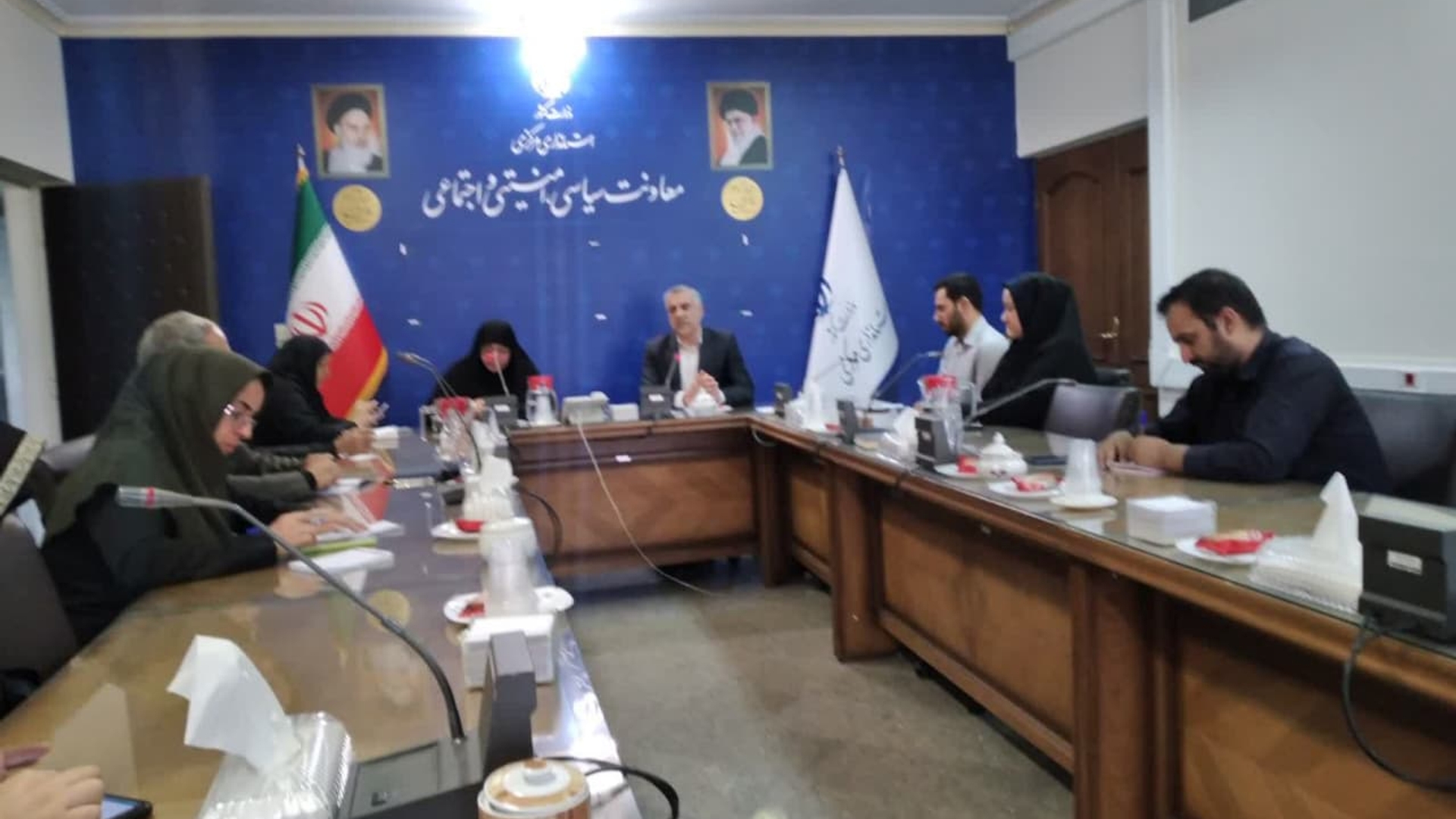 حضور سرکار خانم مفتح زاده مدیر کل دفتر بانوان و خانواده  استانداری و سرپرست دفترامور اجتماعی و فرهنگی استانداری درنشست با سازمان های  مردم نهاد با موضوع جوانی جمعیت و خانواده و استفاده ازظرفیت سازمانهای  مردم نهاد  در محل  استانداری  برگزار  گردید .  ١٠-٠٥-١٤٠٢