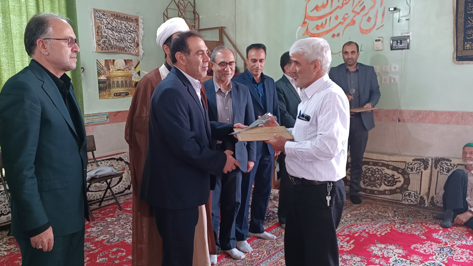 تحویل اسناد تک برگی اراضی کشاورزی و باغی به کشاورزان در روستای پرکله بخش مرکزی شهرستان شازند