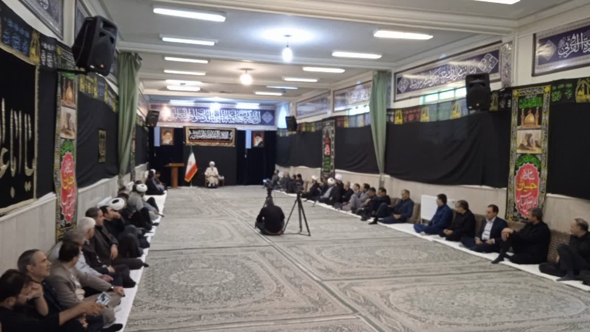 کلاس درس اخلاق مدیران استان مرکزی با حضور استاندار مرکزی ،معاون توسعه مدیریت و منابع استانداری، و جمعی از مسئولین استان در بیت نماینده ولی فقیه در استان برگزار شد.