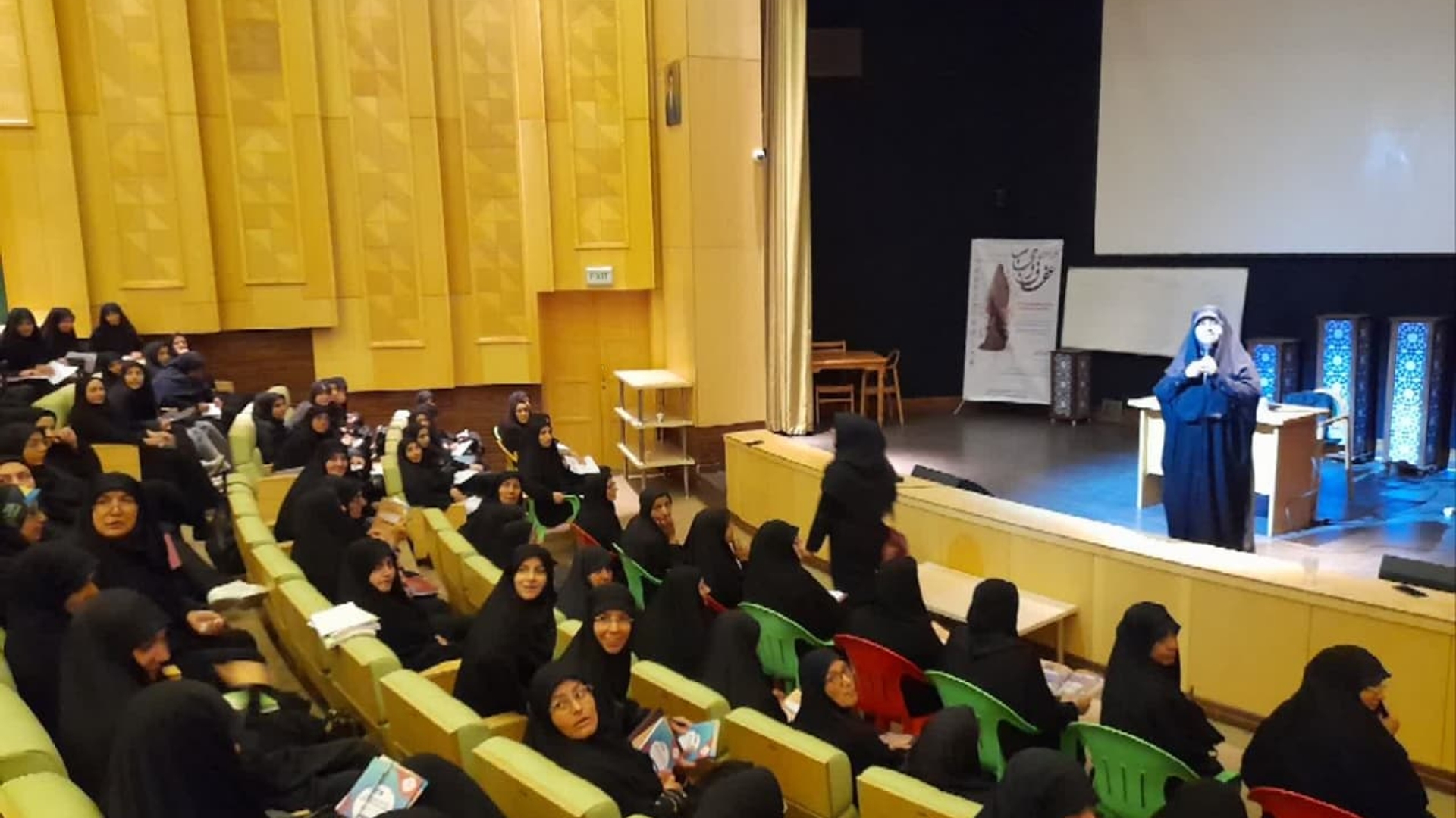 دوره آموزشی نیمه حضوری مقدماتی تربیت کنشگر و مبلغ عفاف و حجاب استان مرکزی با حضور اساتید مطرح کشوری (استاد وزیری  و اسلاملو )به همت کارگروه زیست عفیفانه هیئت اندیشه ورز دفتر امور بانوان و خانواده استانداری و با همکاری فرمانداری خمین به عنوان میزبان،فرمانداری های محلات و دلیجان به عنوان مهمان ،اداره کل امور اداری و مالی استانداری و دستگاههای اجرایی شهرستان از جمله ناحیه مقاومت بویژه حوزه خواهران، تبلیغات اسلامی، شهرداری خمین، ستاد امربه معروف ونهی از منکر، هلال احمر، کانون پرورش فکری کودکان ونوجوانان، صنعت ، معدن وتجارت، آموزش و پرورش و تولیت بیت امام خمینی (ره) ویژه ثبت نام شدگان شهرستاتهای خمین، محلات و دلیجان (۳۵۰ نفر)  در محل سالن جلسات بیت امام خمینی(ره) برگزار گردید .
دوشنبه ۱۶مرداد ۱۴۰۲