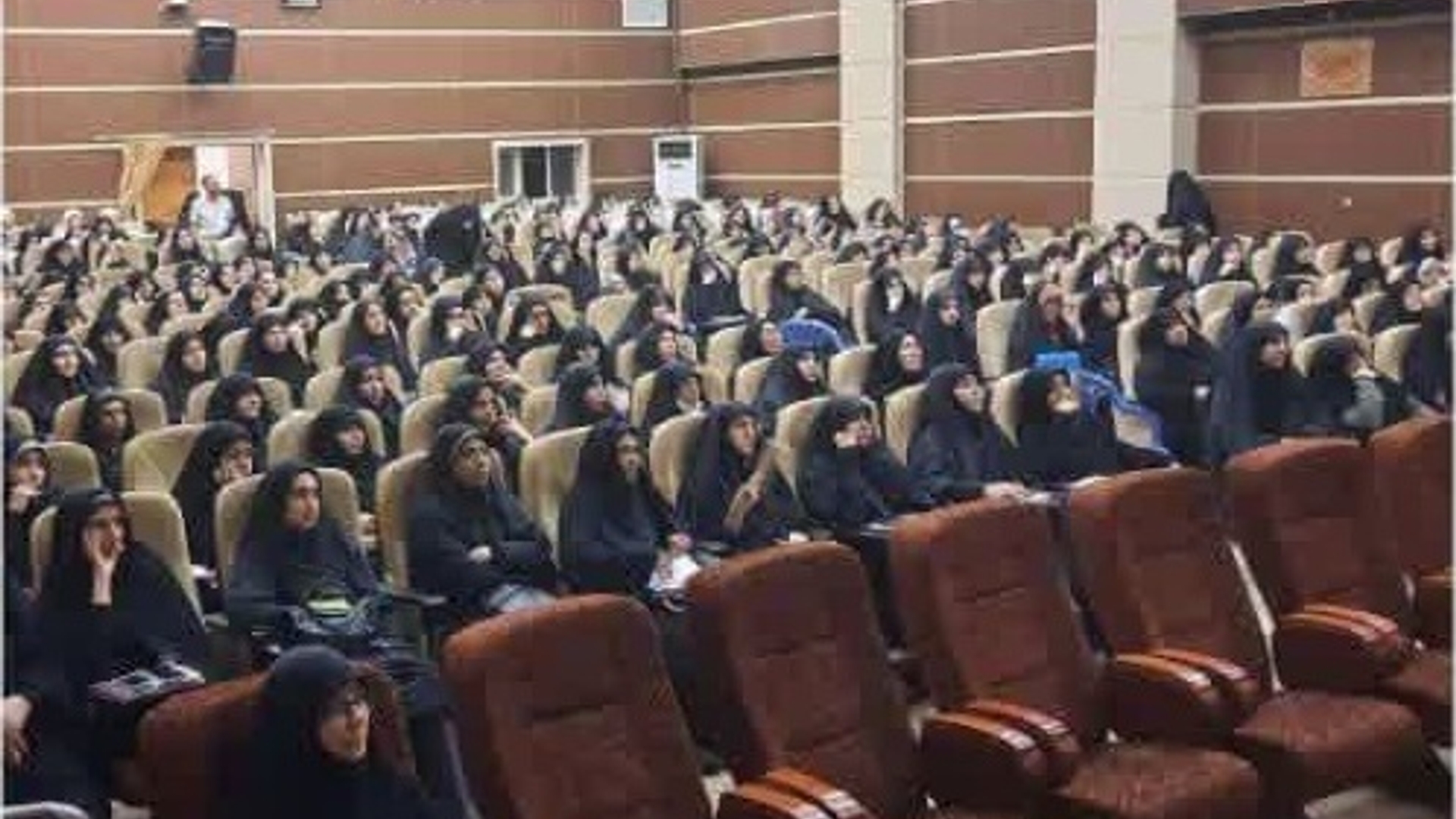 وره آموزشی نیمه حضوری مقدماتی تربیت کنشگر و مبلغ عفاف و حجاب استان مرکزی با حضور اساتید مطرح کشوری (استاد وزیری  و اسلاملو )به همت کارگروه زیست عفیفانه هیئت اندیشه ورز دفتر امور بانوان و خانواده استانداری و با همکاری فرمانداری ساوه به عنوان میزبان،فرمانداری زرندیه و شهر غرق آباد به عنوان مهمان ،اداره کل امور اداری و مالی استانداری و دستگاههای اجرایی شهرستان از جمله حوزه علمیه خواهران ساوه و غرق آباد  ،صمت استان ، شهرداری های ساوه و غرق آباد ،اوقاف و امور خیریه ، فرهنگ و ارشاد اسلامی، صدا و سیما ،سپاه پاسداران و تبلیغات اسلامی ویژه ثبت نام شدگان شهرستانهای ساوه و زرندیه و شهر غرق آباد (۳۵۰ نفر)  درمحل سالن جلسات حوزه علمیه فاطمه الزهرا ساوه برگزار گردید .سه شنبه ۱۷ مرداد ۱۴۰۲