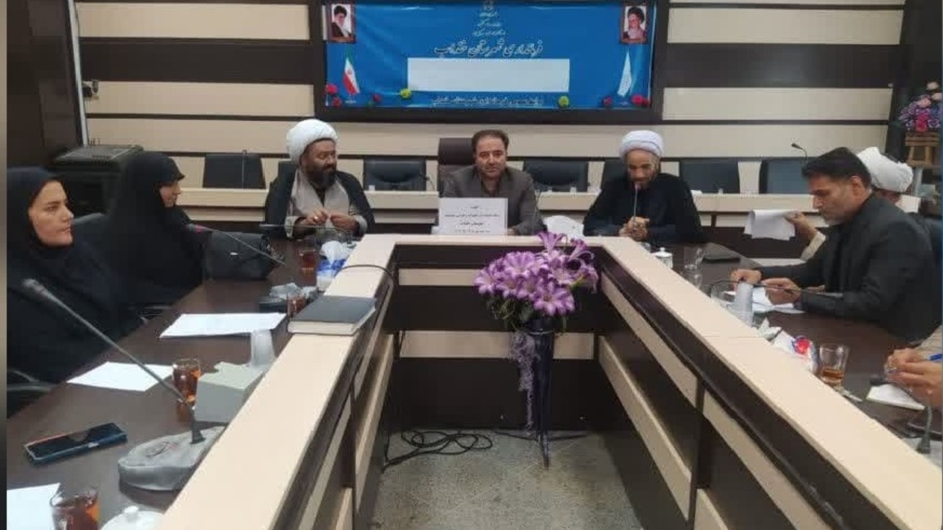 جلسه ستاد حمایت از خانواده و جوانی جمعیت شهرستان خنداب به ریاست احدی فرماندار و با حضور حجت الاسلام و المسلمین صفاهانی امام جمعه ،حجت الاسلام تاج آبادی مسئول ستاد مردمی جمعیت استان و اعضای ستاد در محل سالن جلسات فرمانداری برگزار گردید.   ۱۴۰۲-۵-۱۷