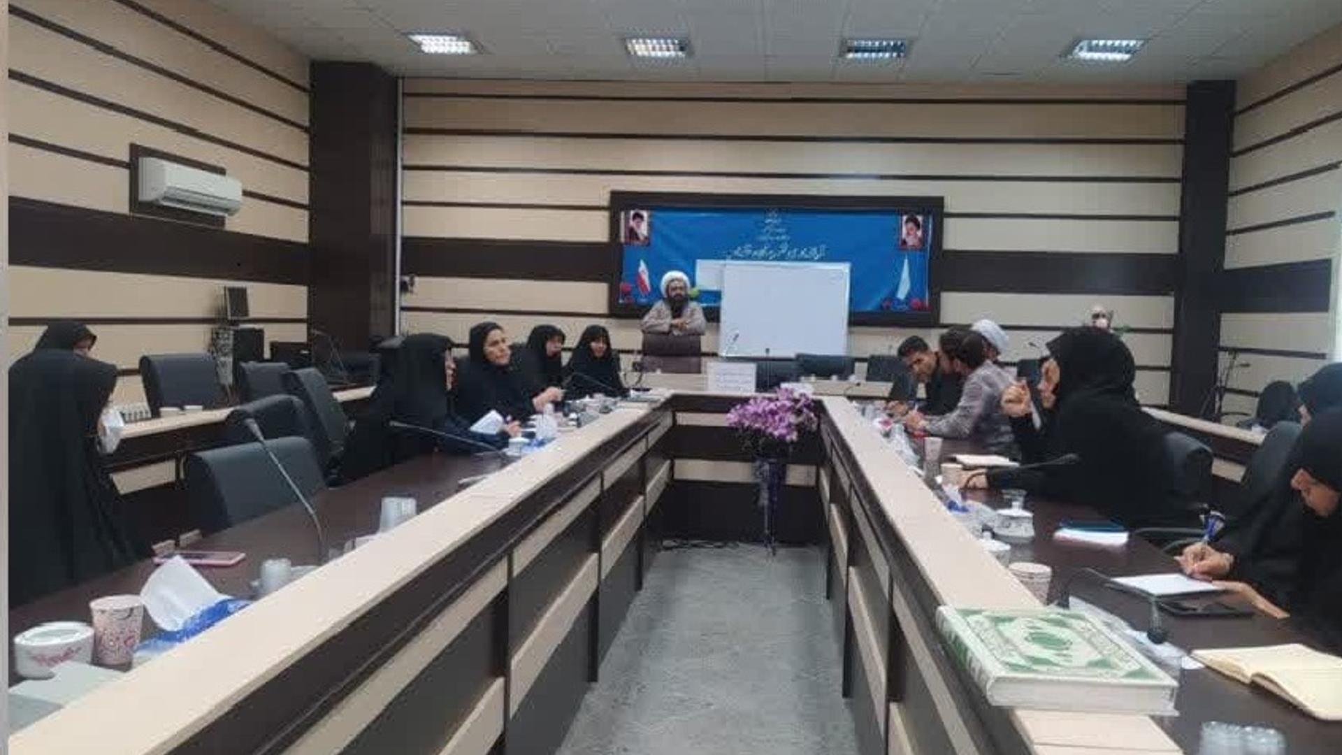 نشست حجت الاسلام تاج آبادی مسئول ستاد مردمی جمعیت استان با فعالین حوزه جمعیت، اجتماعی، فرهنگی ونخبگان شهرستان خنداب در خصوص جمعیت.  سه شنبه ۱۴۰۲-۵-۱۷