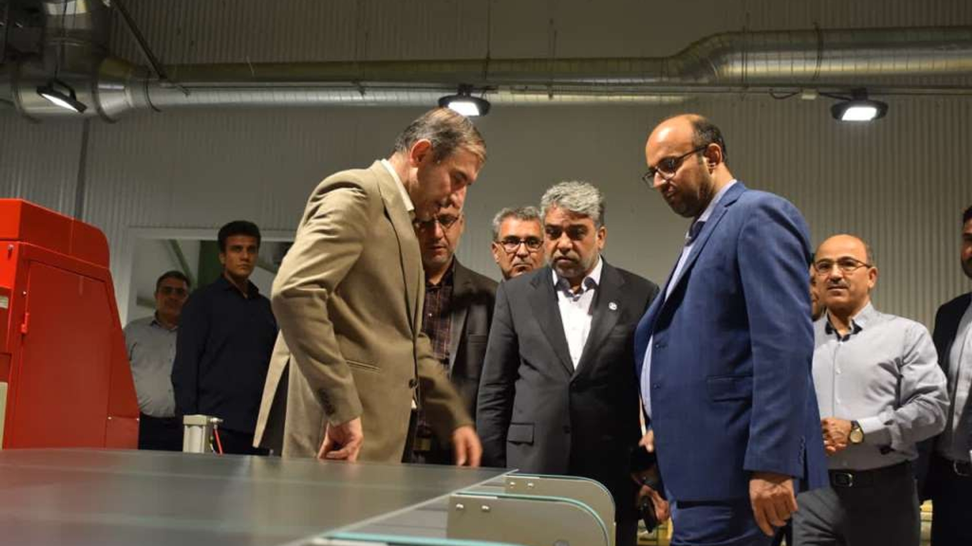 فرماندار و مدیران کل صمت و اقتصاد و دارایی استان از شرکت مانا انرژی پاک در شهرستان خمین بازدید کردند