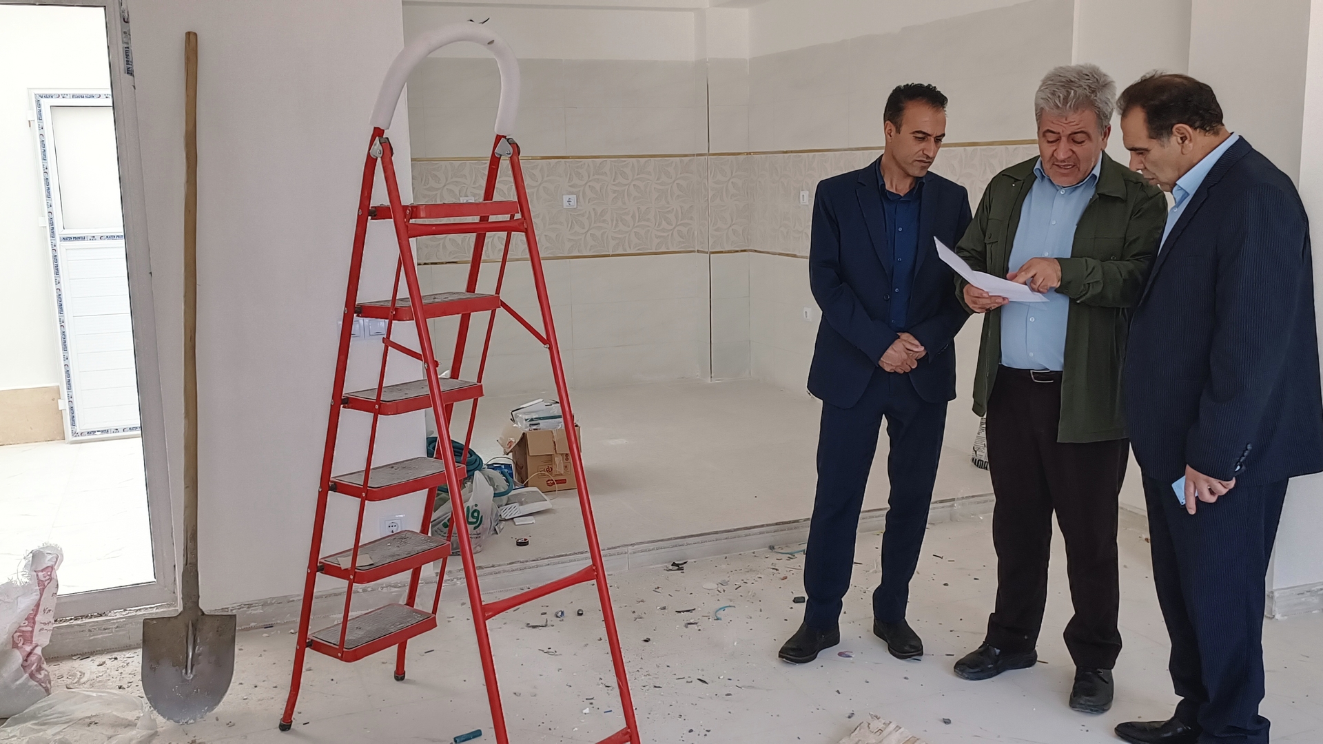 بازدید سرپرست فرمانداری شهرستان شازند از پروژه ۲۱ واحدی کمیته امداد امام خمینی (ره)