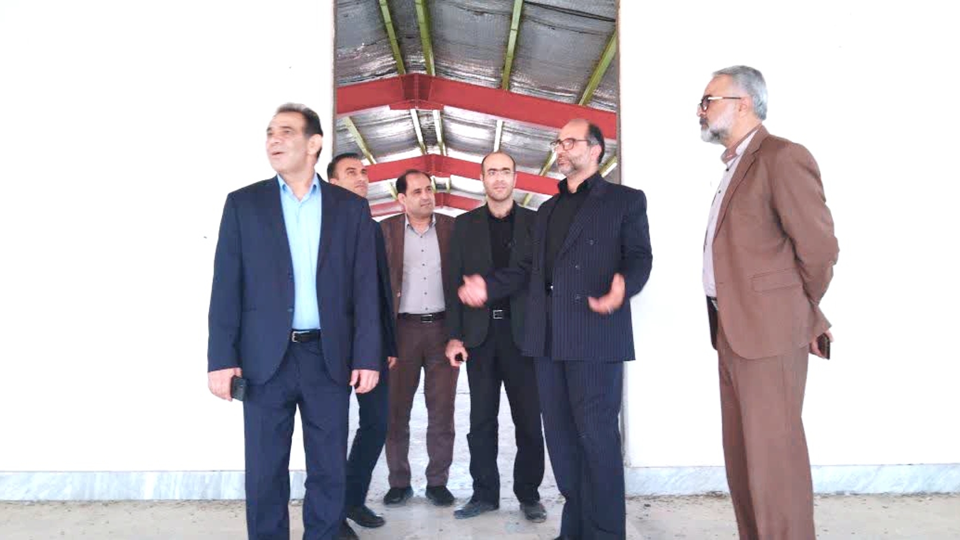 بازديد سرپرست فرمانداری شهرستان شازند و دبیر کمیسیون مبارزه با مواد مخدر استان از کارخانه تعطیل شده در شهر شازند