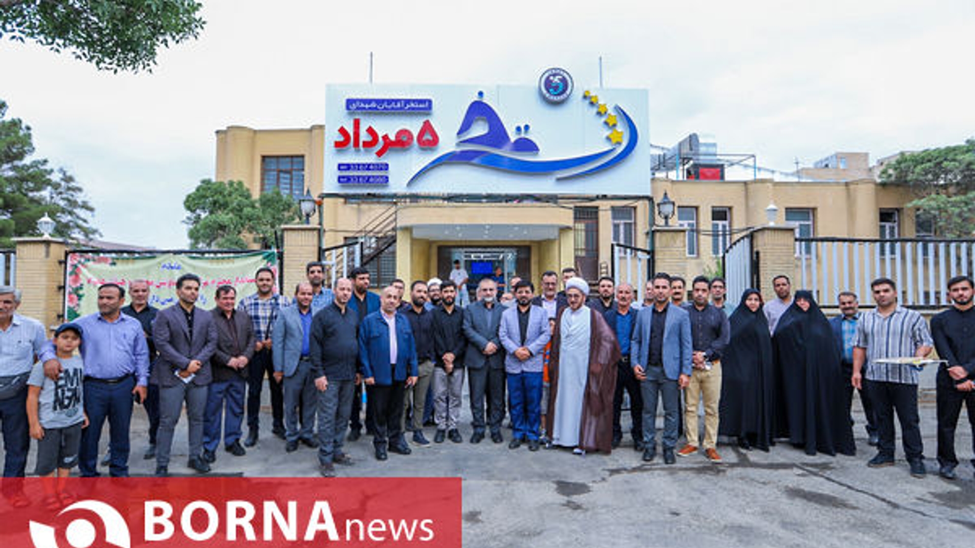 حضور مفتح زاده مدیر کل دفتر بانوان استانداری در مراسم افتتاحیه استخر مجموعه ورزشی شهدای پنجم مرداد،این استخردردوبخش آقایان  و بانوان با حضور مخلص الائمه استاندار مرکزی و مسئولین ارشد استانی و شهرستانی برگزار شد  .  ١٤-٠٥-١٤٠٢