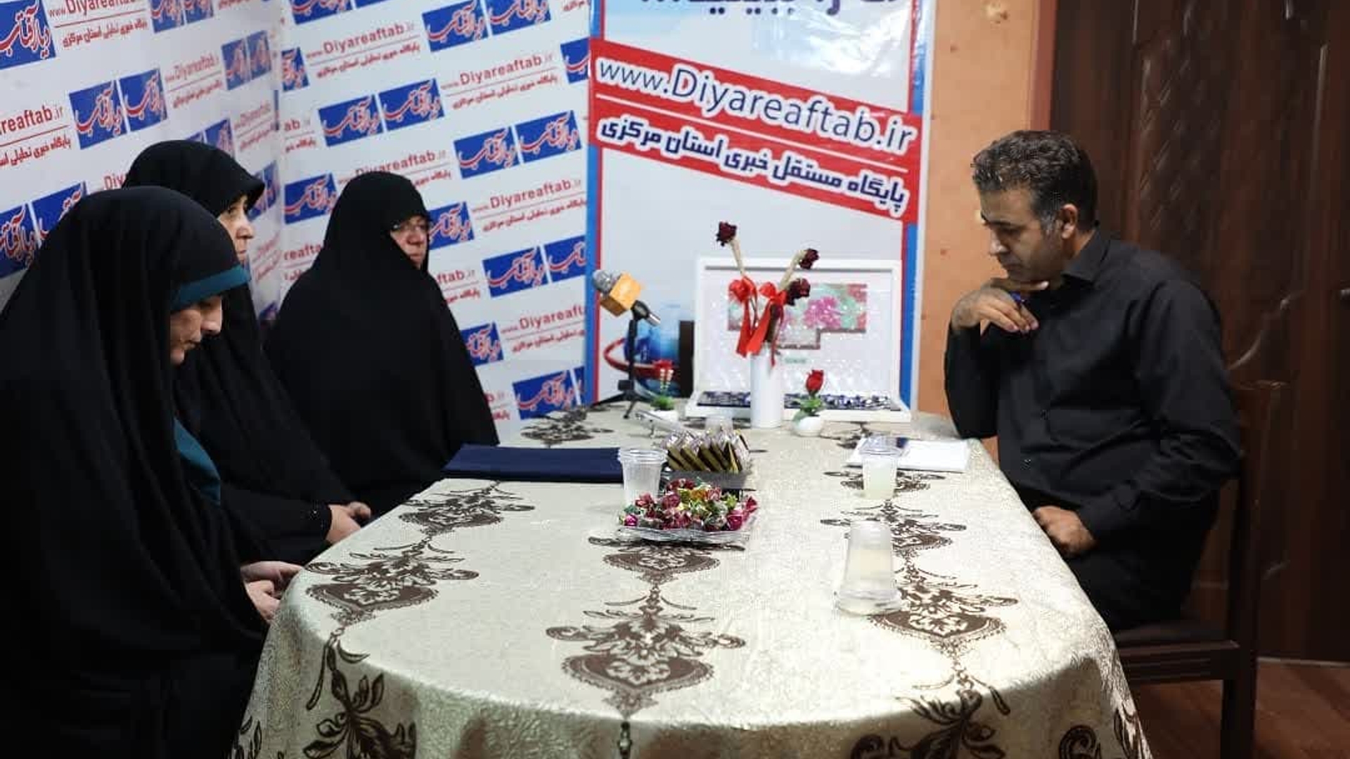 حضور مفتح زاده مدیر کل دفترامور بانوان وخانواده  استانداری و پرسنل دفتر در محل برگزاری دیار آفتاب به مناسبت روز خبرنگار و تجلیل ازخبرنگاران این خبرگزاری 
مفتح زاده در حاشیه این دیدار و در گفتگو با مسئول  خبرگزاری به عوامل موثر در افزایش فرزند آوری با توجه به بحران جمعیت دراستان و نقش فعال بانوان در عرصه های  مختلف جامعه پرداختند .  ١٩-٠٥-١٤٠٢