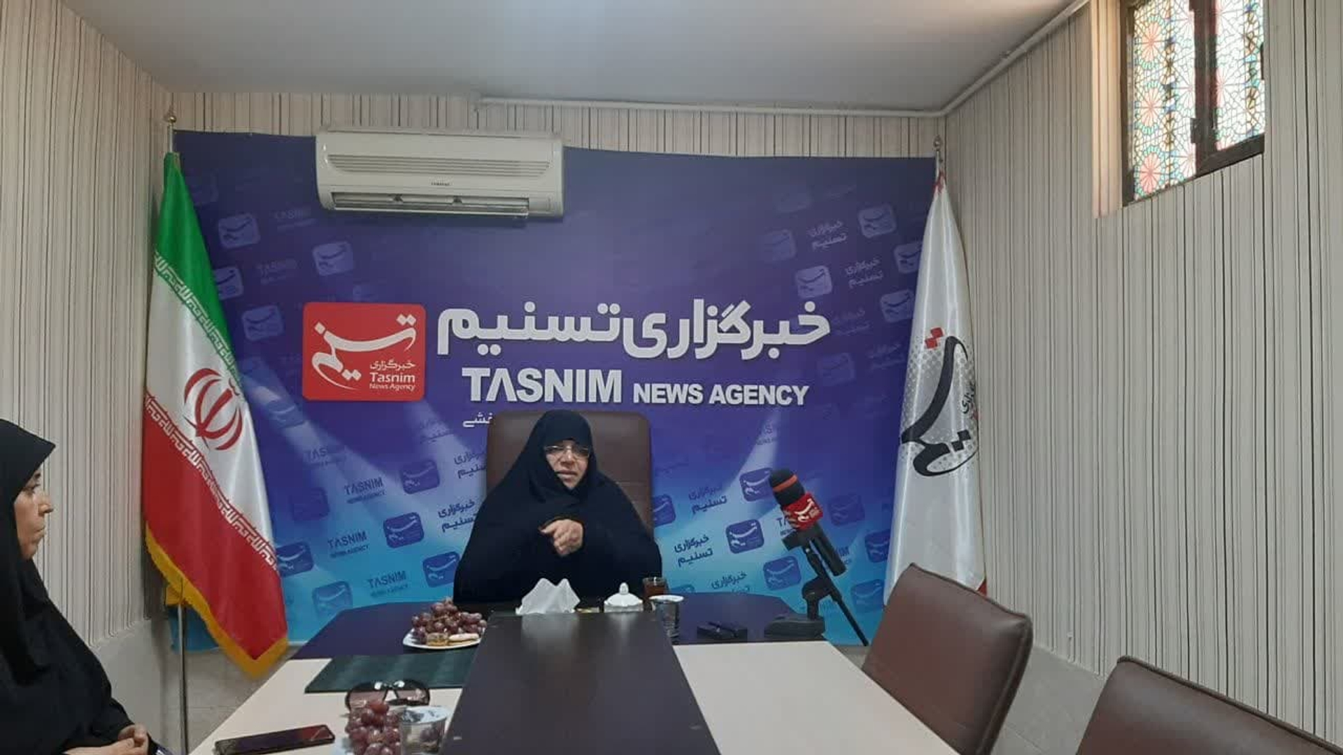 حضور مفتح زاده مدیر کل دفترامور بانوان و خانواده استانداری و پرسنل دفتر در محل خبرگزاری تسنیم استان به مناسبت روز خبرنگار و تجلیل از خبرنگاران این خبرگزاری 
مفتح زاده در  حاشیه این دیدار و درگفتگو با  مسئول خبر گزاری به میزان تاثیر گذاری مشوق های ذکر شده در قانون حمایت از خانواده و جوانی جمعیت در افزایش  فرزند آوری ، مهمترین آسیبهای اجتماعی حوزه زنان و نقش  فعال  بانوان در عرصه های  محتلف جامعه پرداختند .   ١٩-٠٥-١٤٠٢