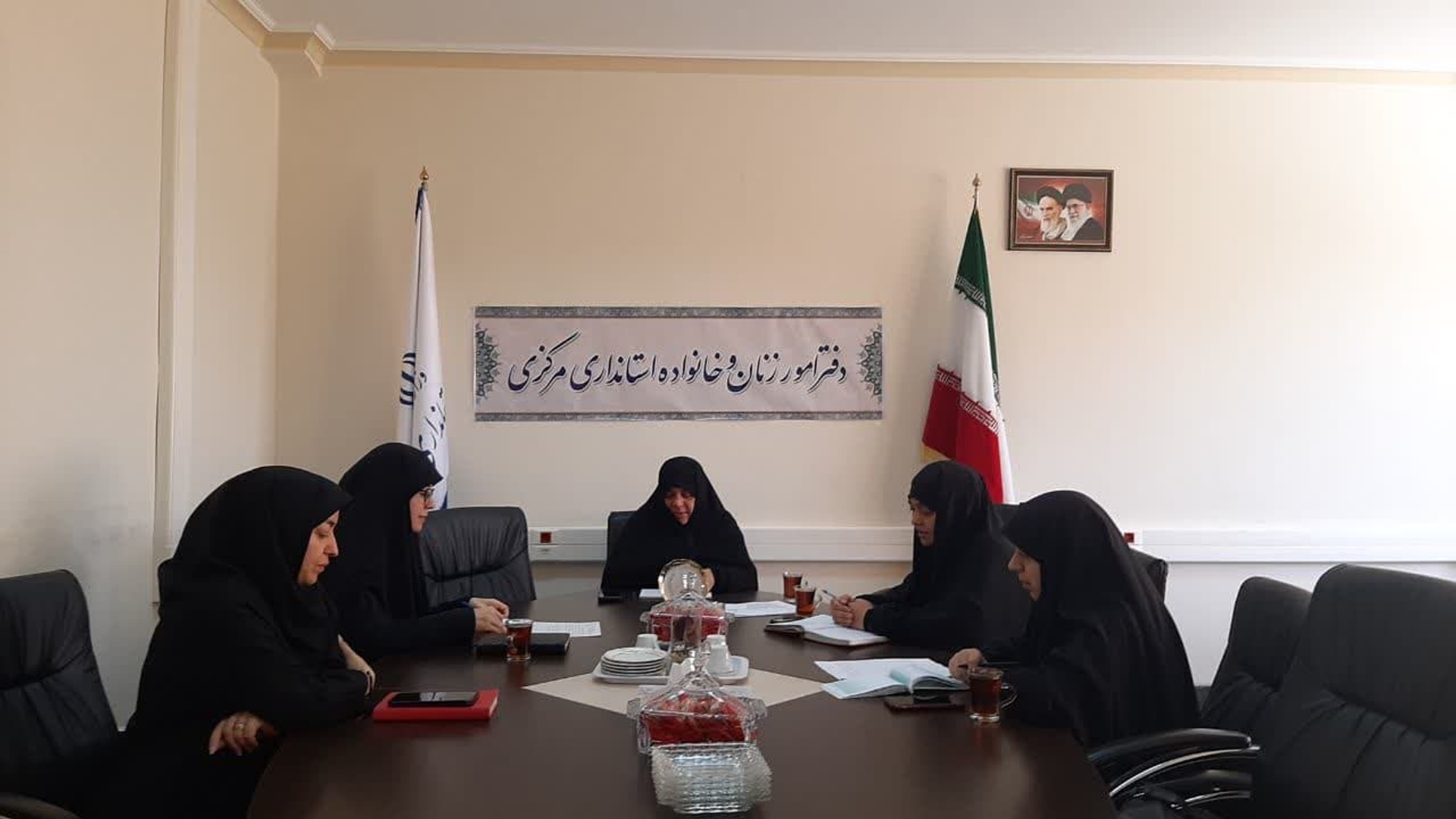 جلسه کمیته بانوان ستاد اربعین به ریاست مفتح زاده مدیر کل دفتر امور بانوان و خانواده  استانداری  و با حضور اعضا در محل دفتر  امور  بانوان برگزار شد  .  ٢١-٠٥-١٤٠٢