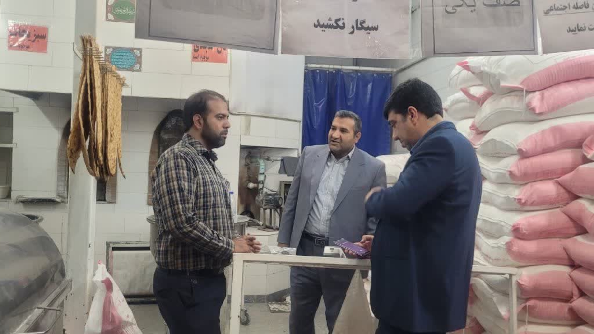 بازدید سرزده فرماندار شهرستان از نانوایی های سطح شهر اراک
