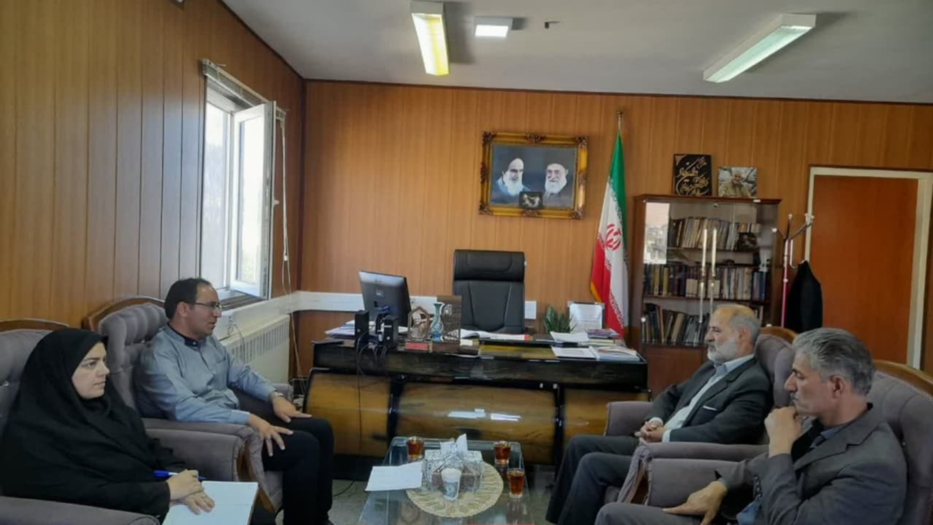 هیات نظارت شهرستان با دکتر اتابکی سرپرست فرمانداری شهرستان تفرش در دفتر فرمانداری دیدار کردند         :