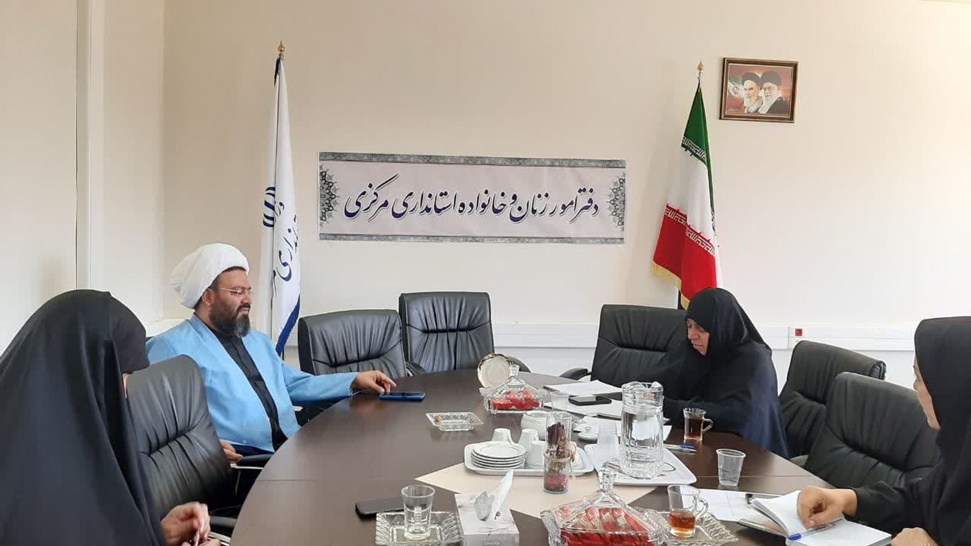 جلسه برنامه تحول راهبردی جمعیت استان به ریاست مفتح زاده مدیر کل امور بانوان و خانواده استانداری و با حضورحجت الاسلام تاج آبادی مسئول ستاد مردمی جمعیت استان و اعضای ستاد در محل دفتر امور زنان وخانواده  استانداری برگزار گردید .   ٢٤-٠٥-١٤٠٢