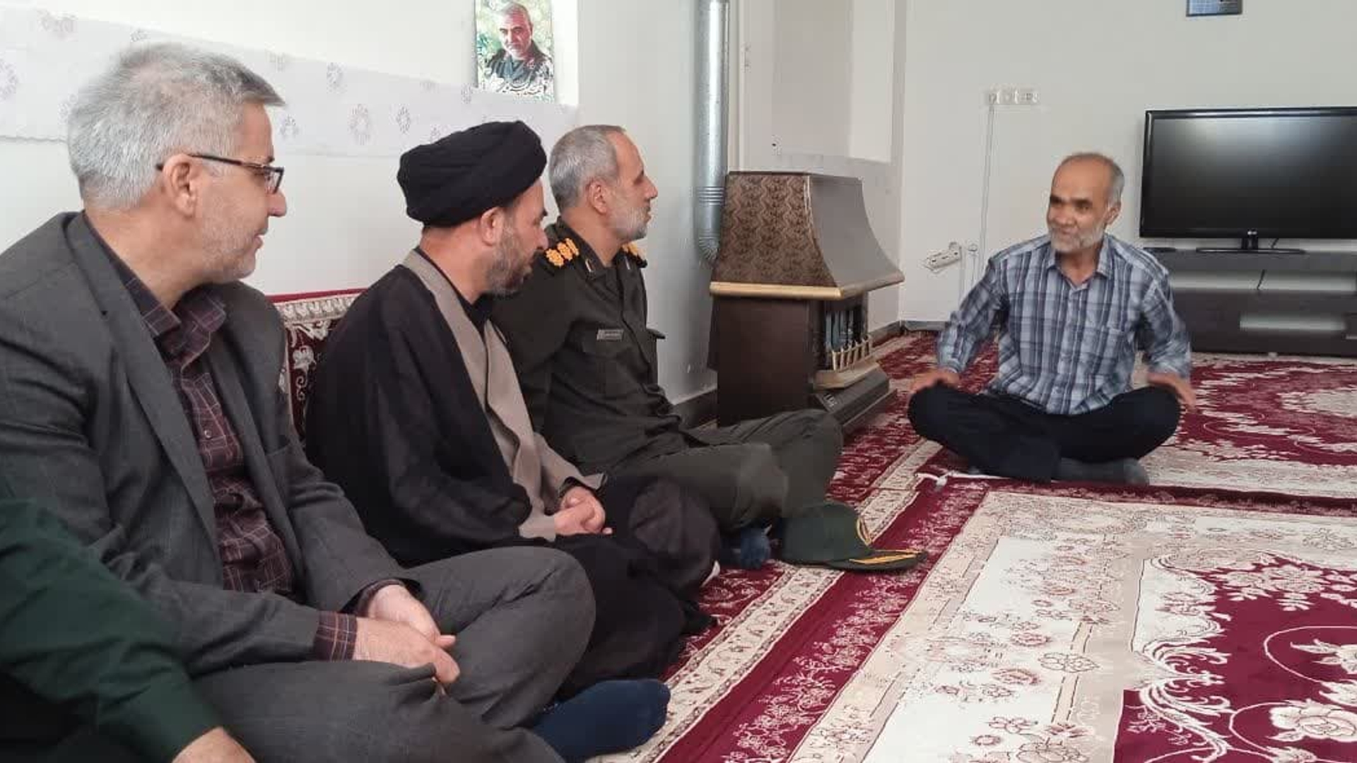 فرماندار و مسئولان شهرستان با تعدادی از آزادگان سرافراز دفاع مقدس در خمین دیدار کردند