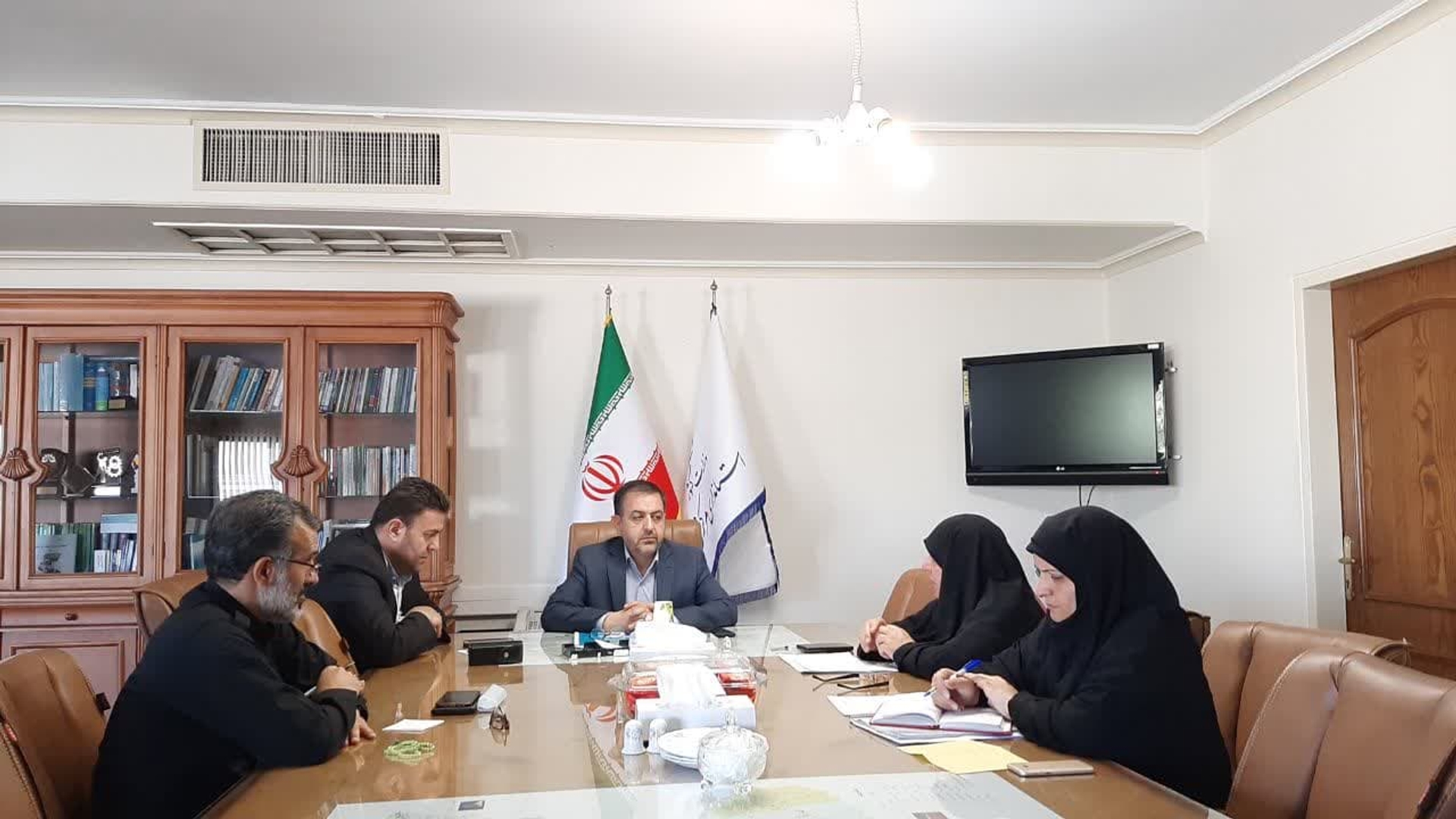 جلسه کمیته اقتصاد و معیشت ستاد جمعیت استان به ریاست میرزاخانی معاون هماهنگی امور اقتصادی و توسعه منطقه ای و با حضور مفتح زاده مدیر کل دفتر  اموربانوان و خانواده (دبیرستاد جمعیت استان ) ، گودرزی مدیر کل دفتر هماهنگی اموراقتصادی و نیکی ملکی مدیرکل دفترهماهنگی امور سرمایه گذاری و اشتغال درمحل دفتر معاون اقتصادی برگزار شد .  ٢٤-٠٥-١٤٠٢