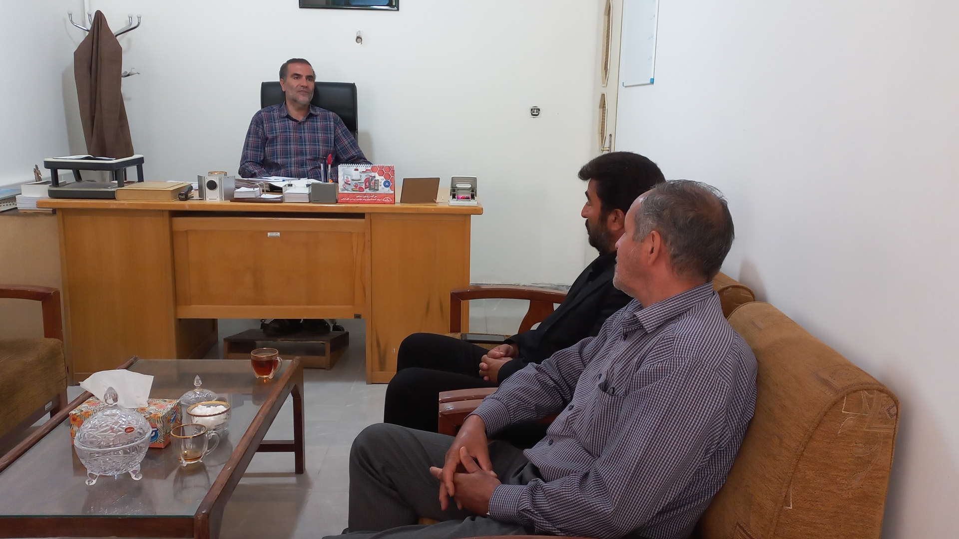 دیدار جناب آقای طباطبایی رییس شورای اسلامی شهر زاویه با جناب آقای شالیان مقدم بخشدار بخش زاویه و پیگیری مشکلات این شهر .