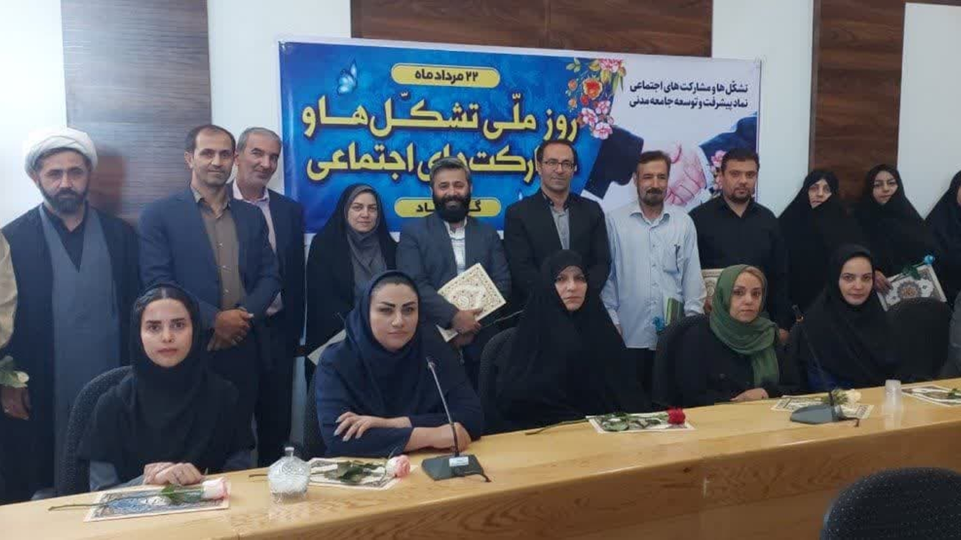 به مناسبت هفته تشکل ها و مشارکت های اجتماعی نشست صمیمی با حضور دکتر اتابکی سرپرست فرمانداری شهرستان تفرش، دبیران سمن های شهرستان (NGO) و سازمان های مربوطه ها در سالن جلسات فرمانداری تشکیل و برگزار شد: