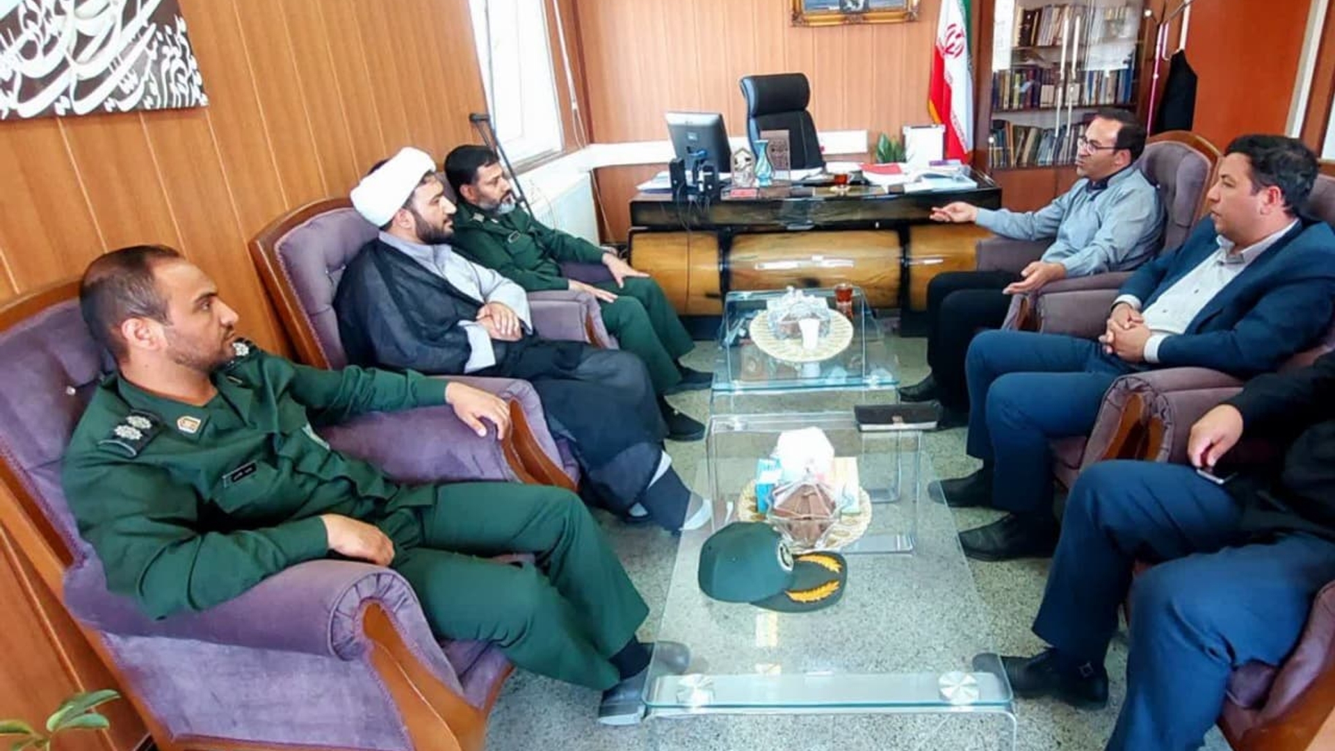 سرهنگ پاسدار میرهادی فرمانده ناحیه مقاومت بسیج شهرستان به همراه سرهنگ پاسدار هاشمی، حجت‌الاسلام والمسلمین محمدی و همراهان به دیدار دکتر اتابکی سرپرست فرمانداری شهرستان تفرش در دفتر فرمانداری رفتند.