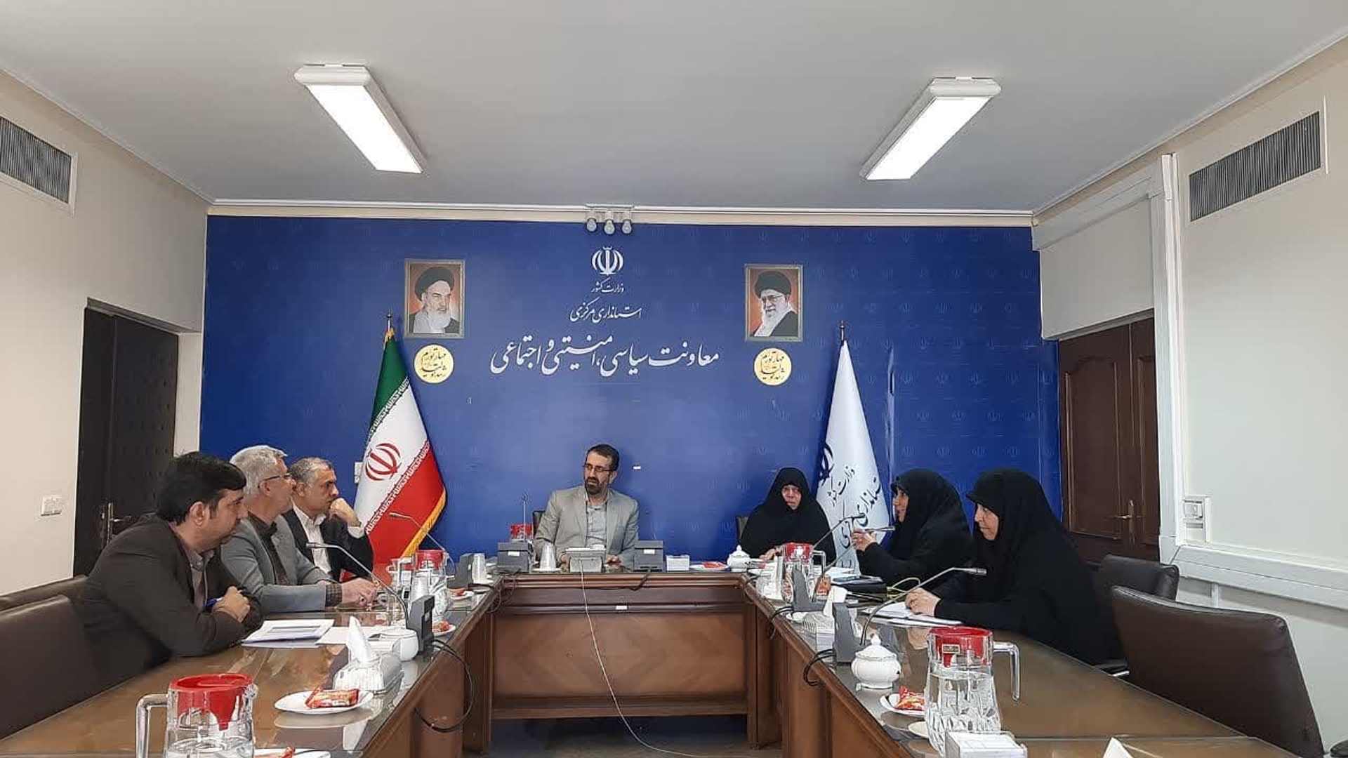 جلسه آسیب شناسی برگزاری دوره آموزشی تربیت مبلغان و کنشگران عفاف و حجاب به ریاست نظری معاون سیاسی  ،  امنیتی و اجتماعی  استانداری و باحضور مفتح  زاده  مدیر کل  دفتر  امور بانوان و خانواده  ،  باقری  مدیر کل دفتر  امور  اجتماعی و فرهنگی ، هادی فرماندار اراک ، کمانکش فرماندار خمین و مهاجرانی مسئول کارگروه زیست عفیفانه هیات اندیشه ورز بانوان استان درمحل استانداری برگزار گردید  .  ٢٦-٠٥-١٤٠٢