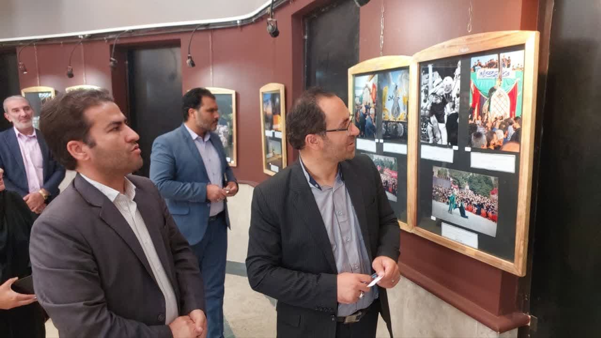 نمایشگاه عکس شور حسینی با حضور دکتر اتابکی سرپرست فرمانداری شهرستان تفرش و جمعی از مسئولین، هنرمندان و دوستداران هنر در سالن اداره فرهنگ و ارشاد اسلامی شهرستان تفرش افتتاح شد.