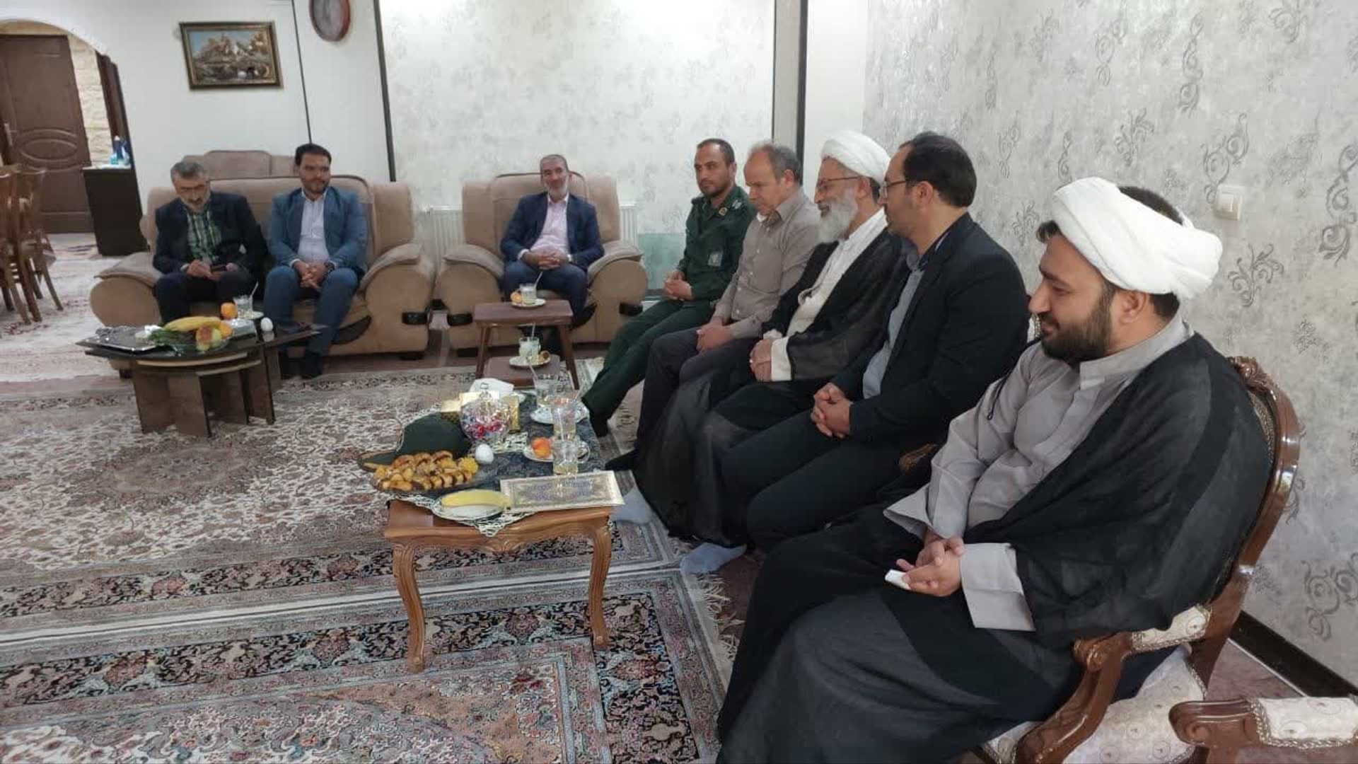 به مناسبت سالروز ورود آزادگان سرافراز به میهن اسلامی دکتر اتابکی سرپرست فرمانداری شهرستان تفرش به همراه حجت الاسلام اجرائی امام جمعه و جمعی از مسئولین به دیدار آزاده و جانباز مظاهر حاجی قربانی رفتند.