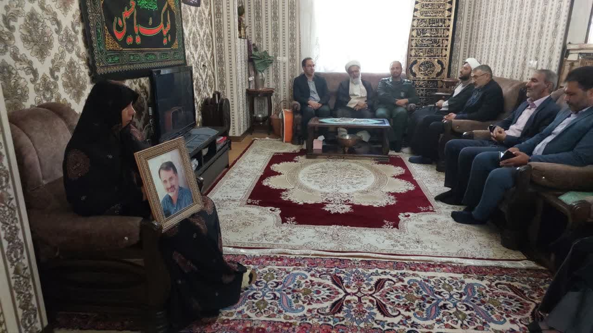 به مناسبت سالروز ورود آزادگان سرافراز به میهن اسلامی دکتر اتابکی سرپرست فرمانداری شهرستان تفرش به همراه حجت الاسلام اجرائی امام جمعه و جمعی از مسئولین به دیدار خانواده آزاده و جانباز متوفی حسن محبی رفتند.