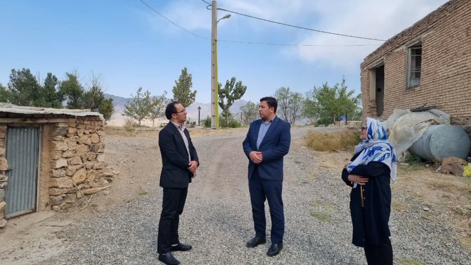 در دهگردشی عصر امروز اتابکی فرماندار شهرستان به همراه درودیان بخشدار مرکزی از روستای قلعه منصوریه بازدید به عمل آوردند.