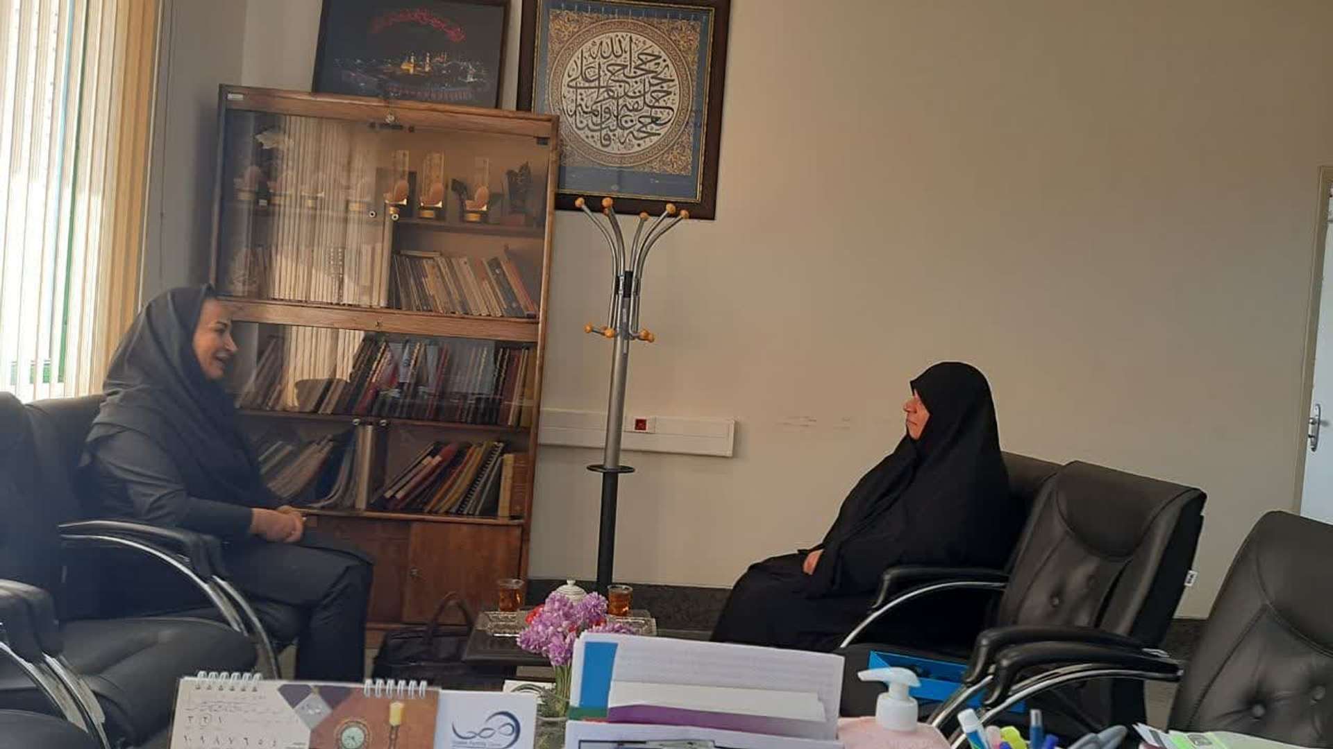 نشست مفتح زاده مدیر کل دفتر بانوان و خانواده با فراهانی  مدیر موسسه کامپیوتری آسمان پیرامون حمایت از کسب و کارهای  خرد  و تولیدات  داخلی توسط  دستگاههای  دولتی .  ١٤٠٢-٠٥-٢٩