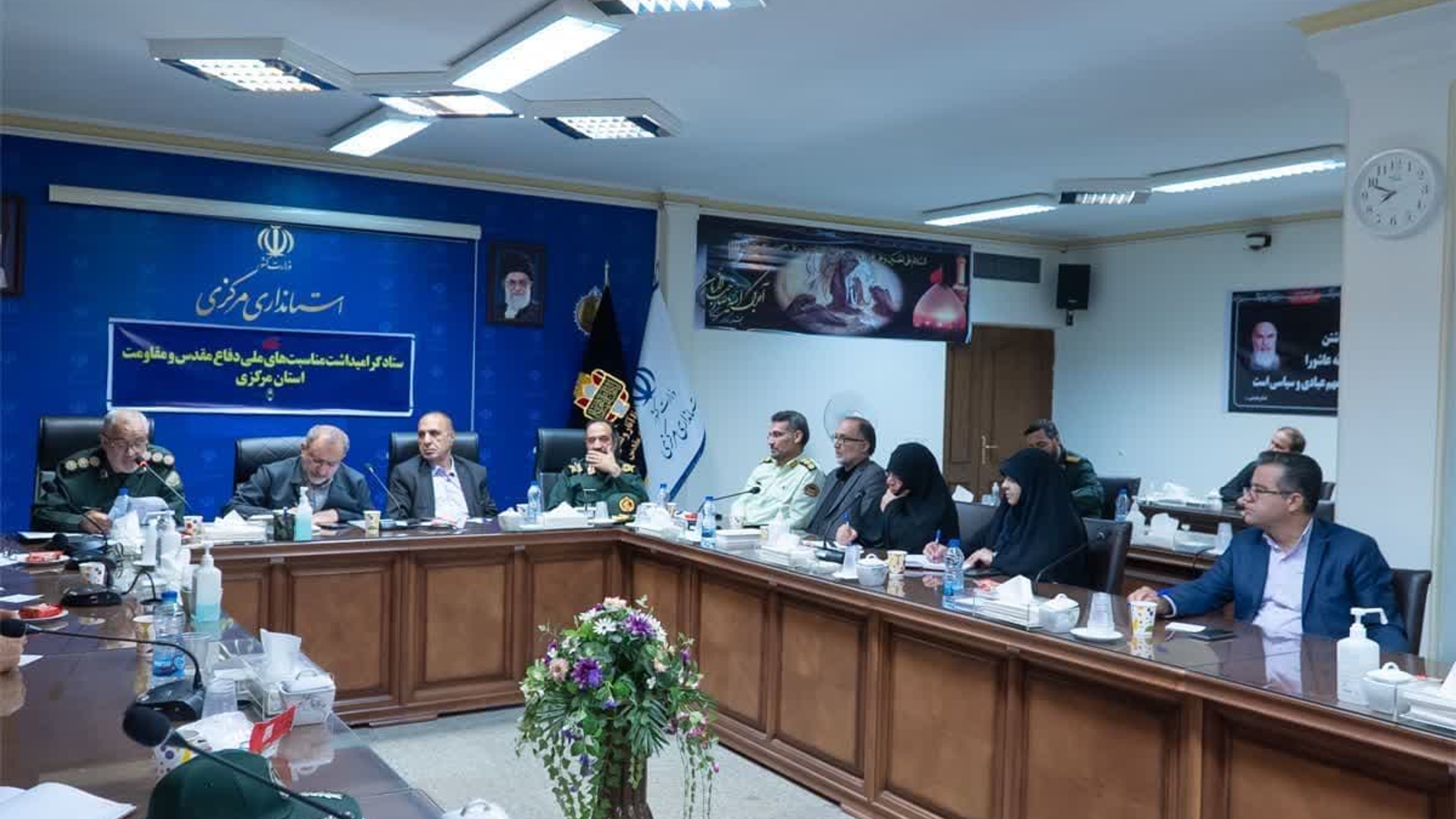 حضور مفتح زاده مدیرکل دفتر امور بانوان و خانواده استانداری در نشست ستاد گرامیداشت مناسبت‌های ملی دفاع مقدس و مقاومت استان مرکزی که به ریاست مخلص الائمه استاندار و با حضور رئیس مجمع نمایندگان استان، جانشین سپاه روح‌الله، جمعی از مدیران و اعضای ستاد برگزار گردید .

استاندار مرکزی:
🔸در تمام مناسبت‌های ملی و مذهبی به ویژه در ارتباط با دفاع مقدس علاوه بر گرامیداشت یاد مناسبت باید پیام را استمرار دهیم و به نسل‌های بعدی منتقل کنیم.

🔸دوره ۸ ساله دفاع مقدس مملو از ارزش‌هایی است که پیام‌های مؤثر و اثر بخشی در آن‌ها نهفته است‌.

🔸استفاده از ظرفیت ارزشمند دفاع مقدس برای تبیین آرمان‌ها و دستاوردهای نظام می‌تواند برملا کننده توطئه دشمنان باشد که این مهم نقش آفرینی پیشکسوتان را می‌طلبد و استان مرکزی در این زمینه غنی است.

🔸هم افزایی دستگاه‌های اجرایی در گرامیداشت هفته دفاع مقدس مورد تأکید است و به عنوان یک تکلیف باید برنامه‌های مردمی تمهید و پشتیبانی شوند.

مدیرکل حفظ آثار و نشر ارزش‌های دفاع مقدس:
🔸شعار هماهنگ «ما متحد هستیم» برای هفته دفاع مقدس انتخاب شده و در مجموع برای برگزاری بیش از ۲ هزار برنامه در این هفته با رویکرد جدید در استان هدف‌گذاری شده است.

🔸به جهت نقش مهم بانوان در دفاع مقدس و ضرورت تبیین این نقش برجسته، تکریم و تجلیل از ۲۰ هزار نفر از همسران رزمندگان و ایثارگران استان برنامه‌ریزی شده است که تا پایان سال انجام خواهد شد.   ١٤٠٢-٠٥-٢٨