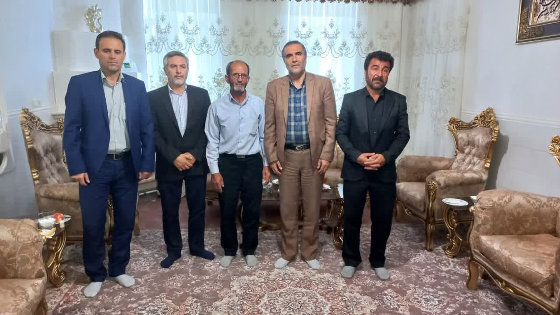 دیدار جناب آقای شالیان مقدم بخشدار زاویه به همراه جناب آقای دیده خانی رییس بنیاد شهید شهرستان ، جناب آقای طباطبایی رییس شورا شهر زاویه ، جناب آقای احمدی شهردار زاویه باجانباز و آزاده سرافراز اسماعیل قندی