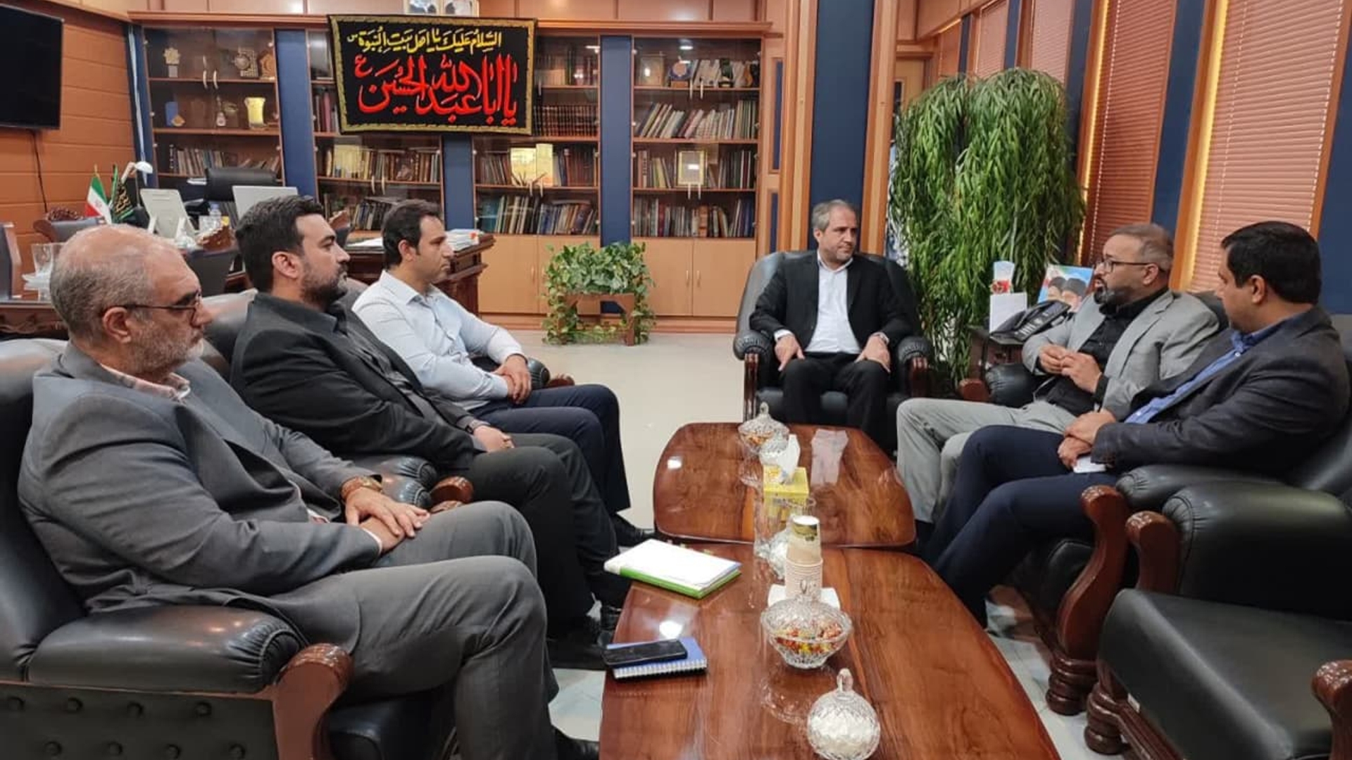 افرند، مدیرعامل شهر صنعتی کاوه به همراه معاون اجرایی و رییس اداره حفاظت محیط زیست ساوه با مهدی الیاسی معاون استاندار و فرماندار ویژه شهرستان ساوه دیدار و گفتگو کردند.