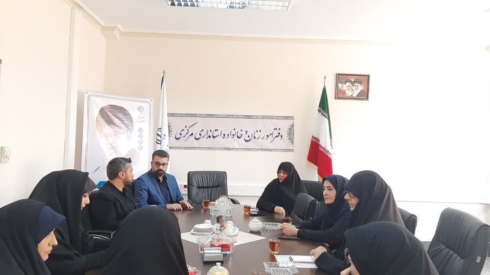 جلسه هماهنگی برگزاری رویداد عطرا  ٢ ( لباس اجتماع بانوان )  به ریاست مفتح زاده مدیرکل دفتراموربانوان و خانواده استانداری و با حضوراعضا درمحل دفتر اموربانوان برگزار گردید .
رویداد عطرا ٢ به مدت ٣ روز در شهریور ماه سال جاری برگزاری خواهد شد  .   ٢٩-٠٥-١٤٠٢