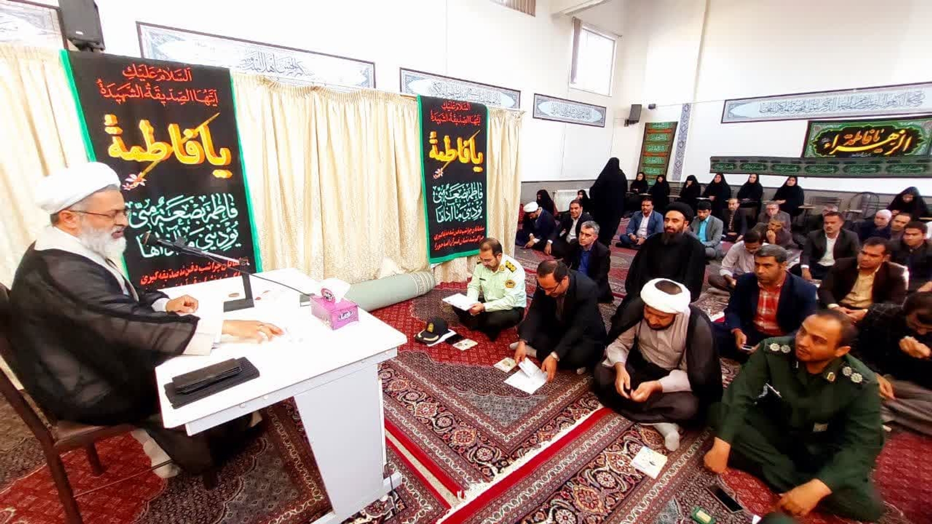 به مناسبت شهادت حضرت رقیه(ع) امروز در نماز خانه فرمانداری با حضور جواد اتابکی سرپرست فرمانداری شهرستان تفرش، حجت الاسلام اجرائی امام جمعه و رؤسای ادارات زیارت عاشورا را قرائت و عزاداری کردند.